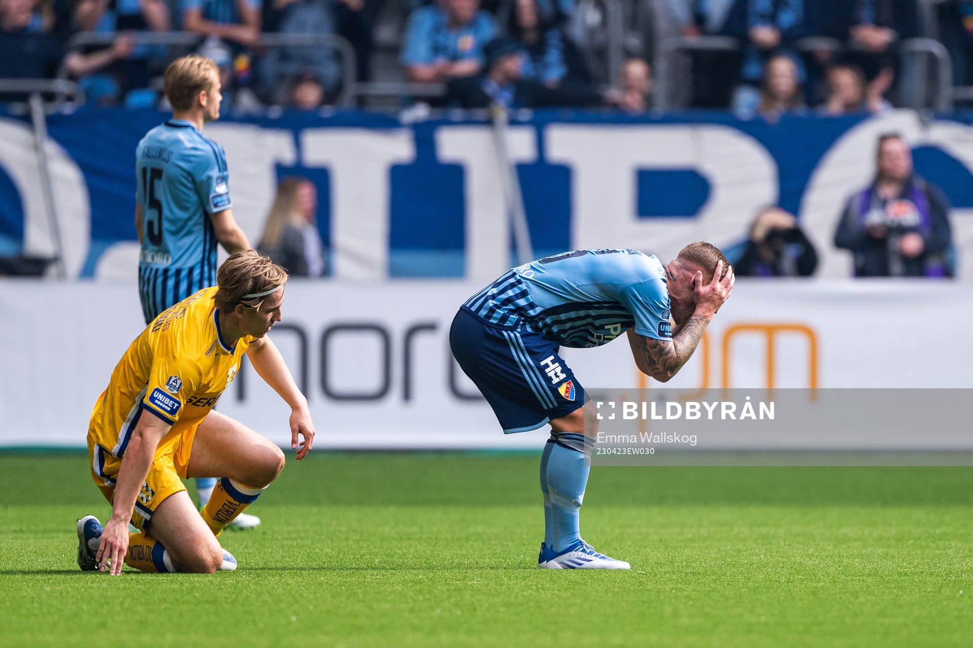 IFK Göteborgs Johan Bångsbo bredvid Djurgårdens Victor