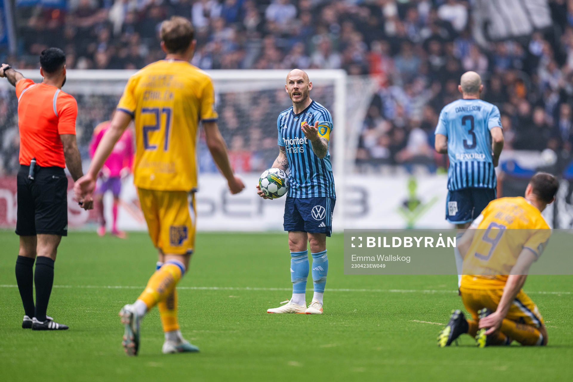 Djurgårdens Magnus Eriksson reagerar mot domare Mohammed