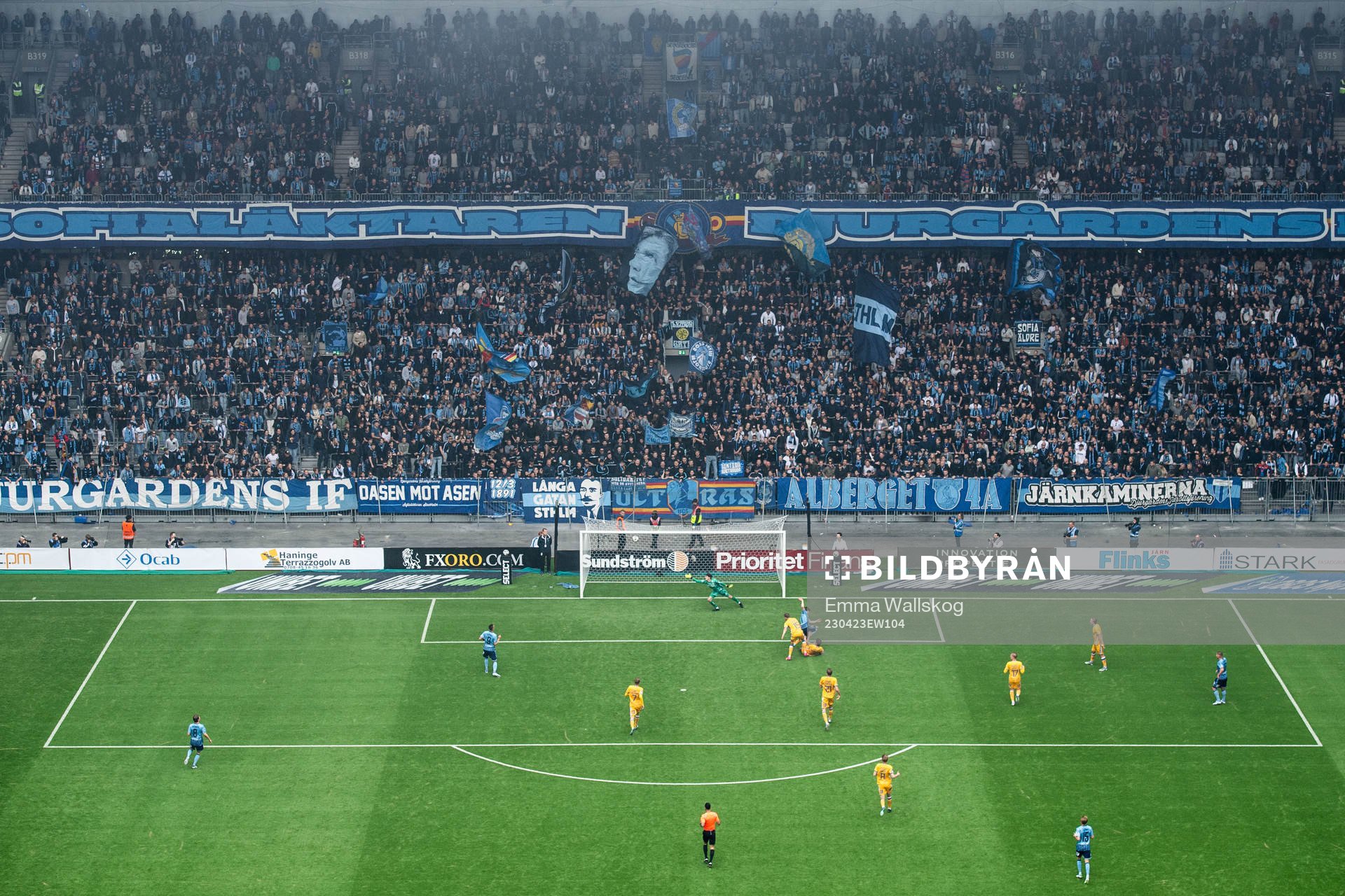 IFK Göteborgs målvakt Adam Benediktsson räddar skott