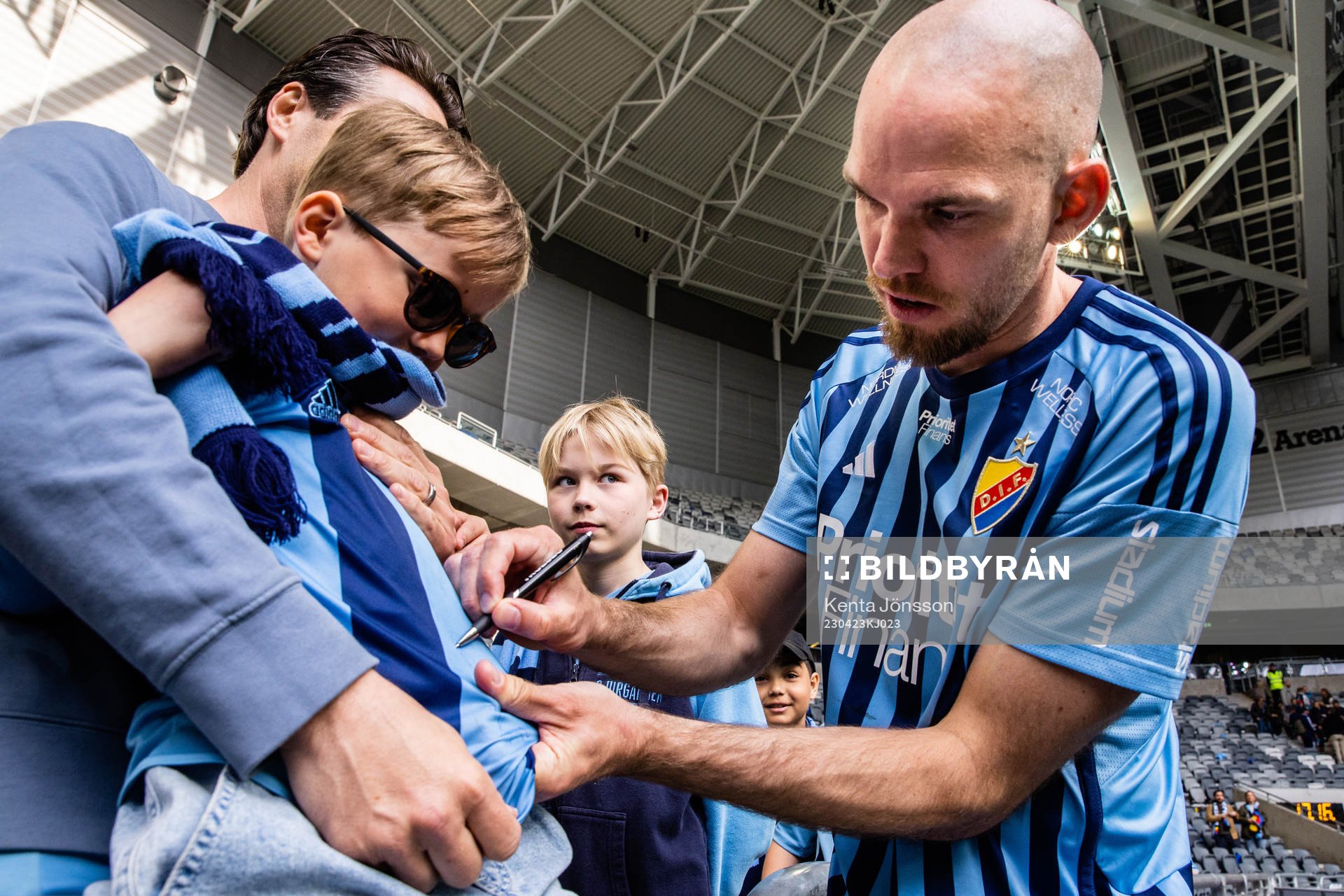 Djurgårdens Marcus Danielsson med unga supportrar