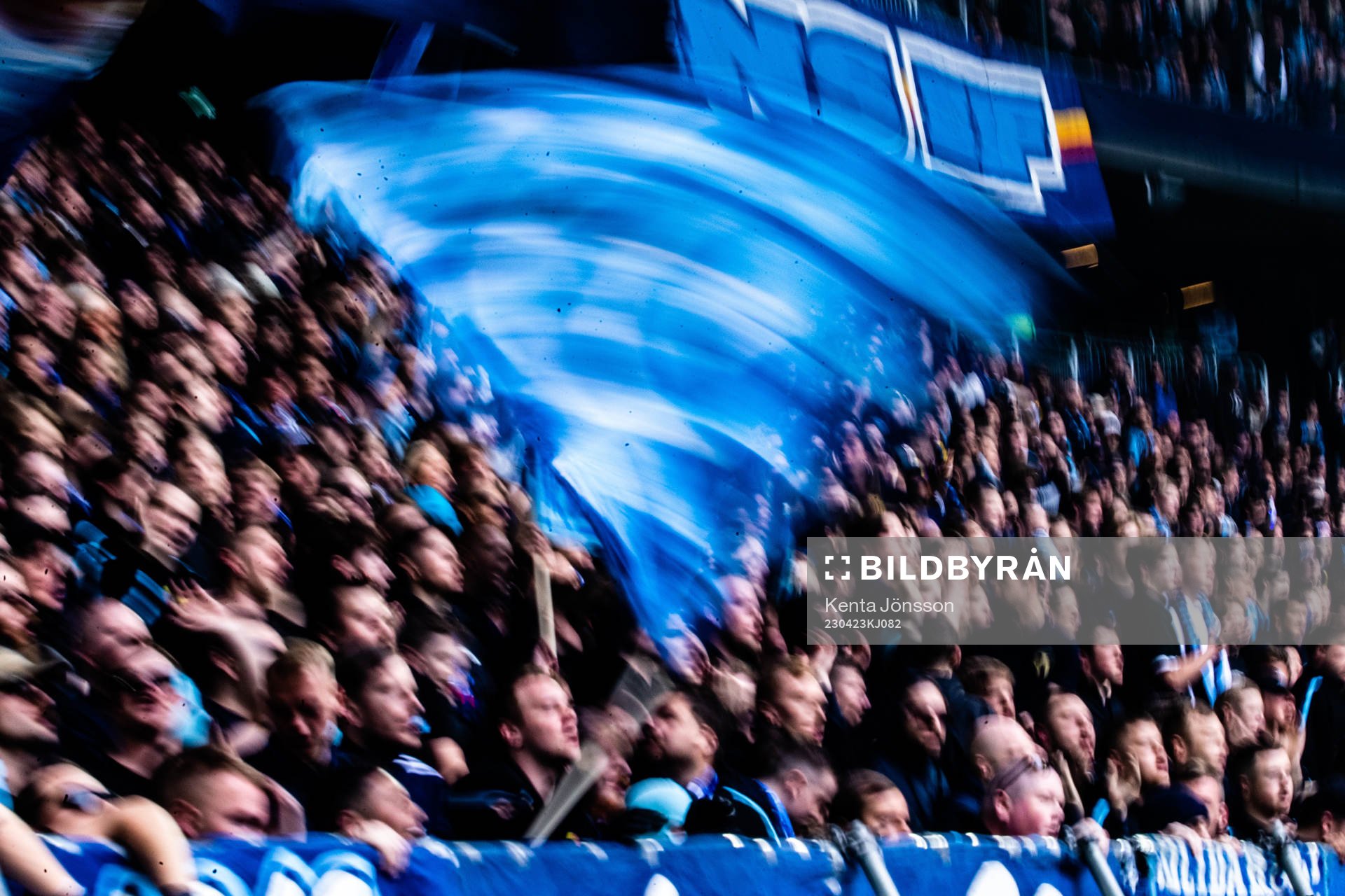 Panorering av Djurgårdens supportrar med en flagga