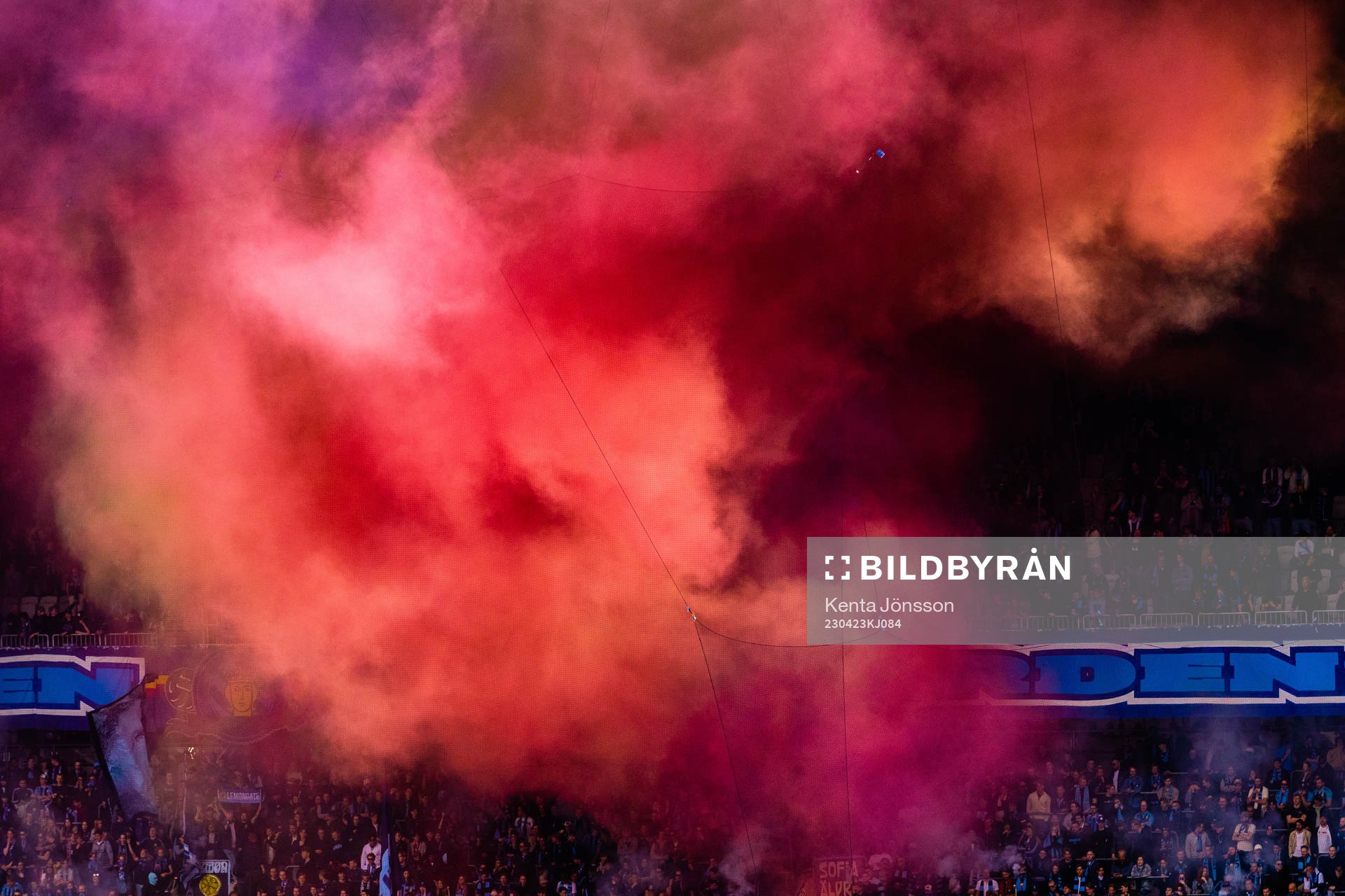Djurgårdens supportrar med pyroteknik
