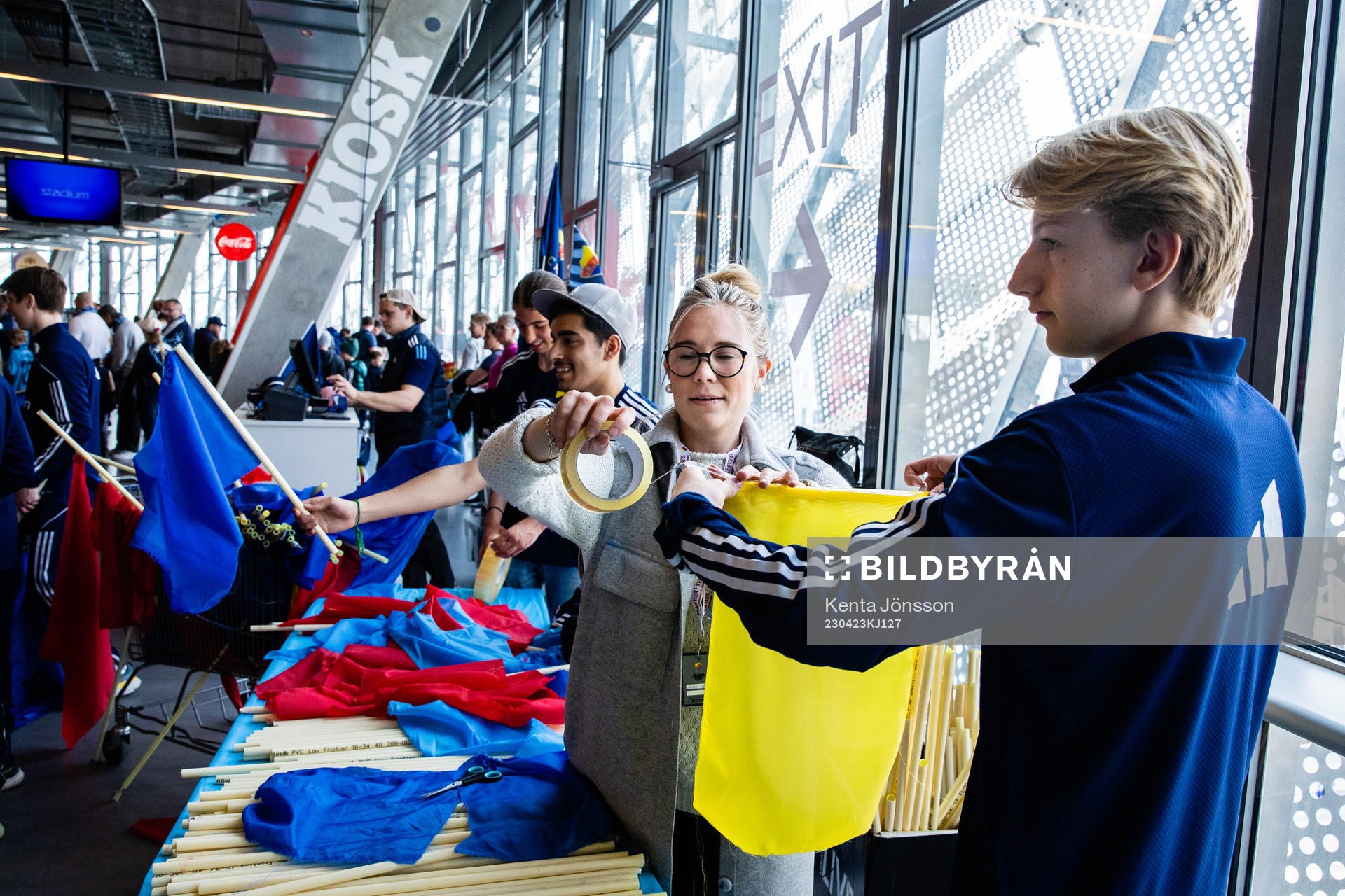 Flaggtillverkningen bakom Familjeläktaren fotbollsmatchen