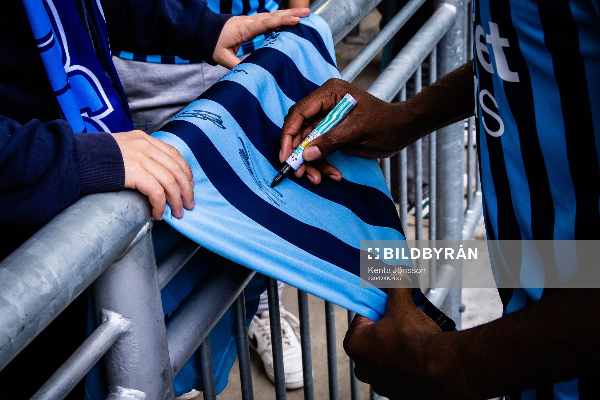 Djurgårdens Joel Asoro skriver autograf på matchtröja