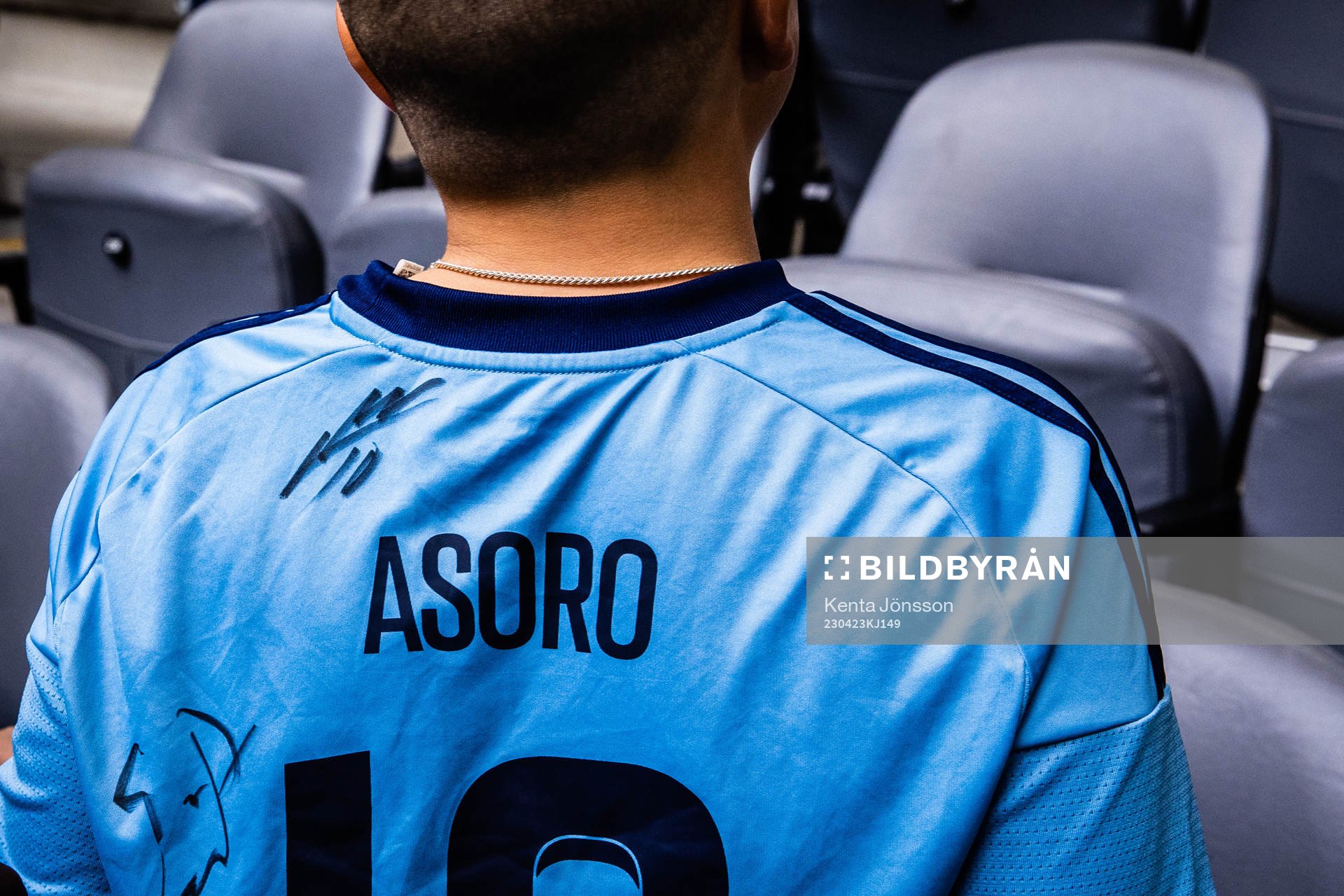 En autograf av Djurgårdens Joel Asoro på en matchtröja