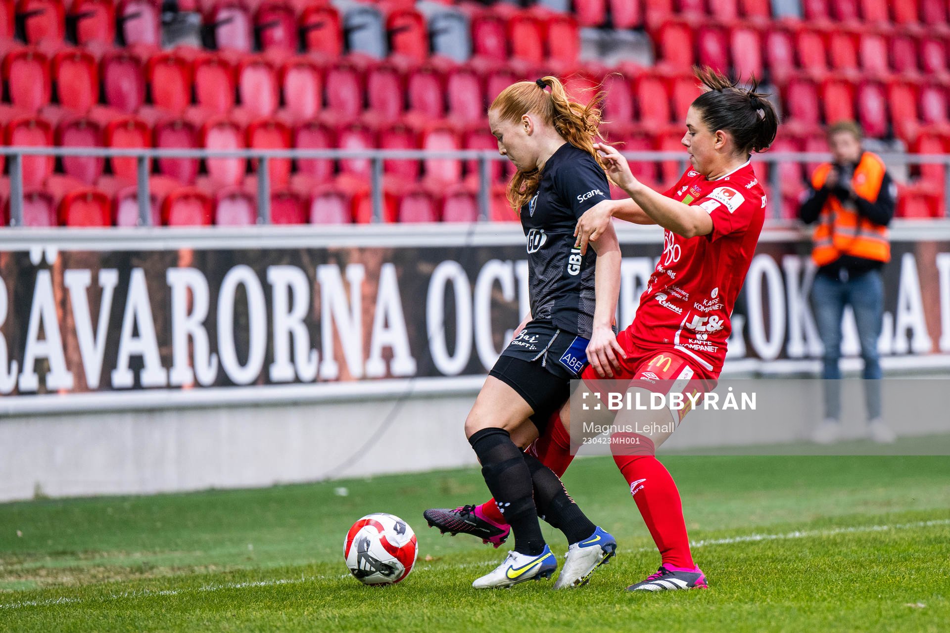 Växjö DFFs Tilde Johansson och Örebros Emilia Pelgander