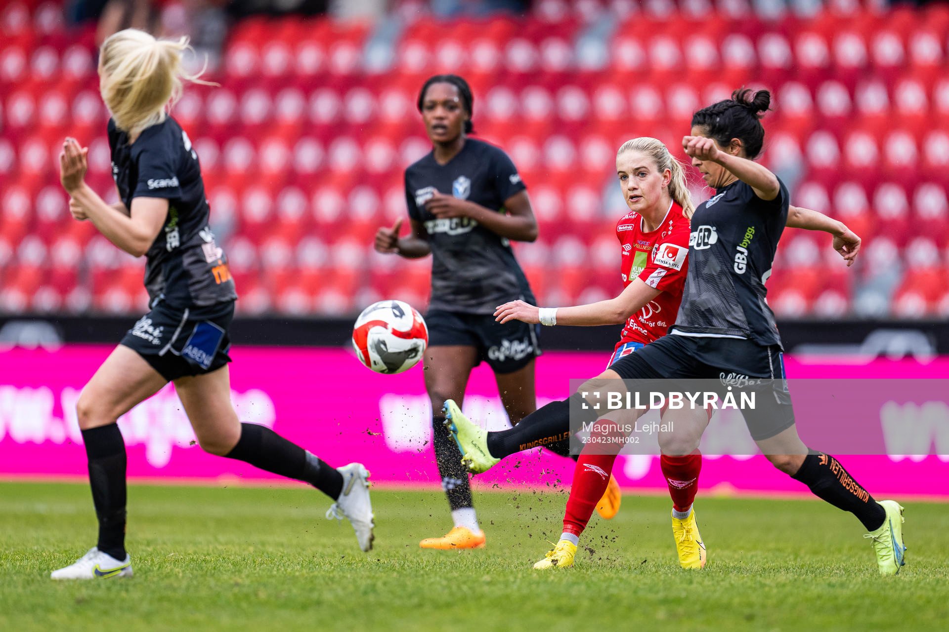 Örebros Regan Steigleder och Växjö DFFs Rosa Herreros