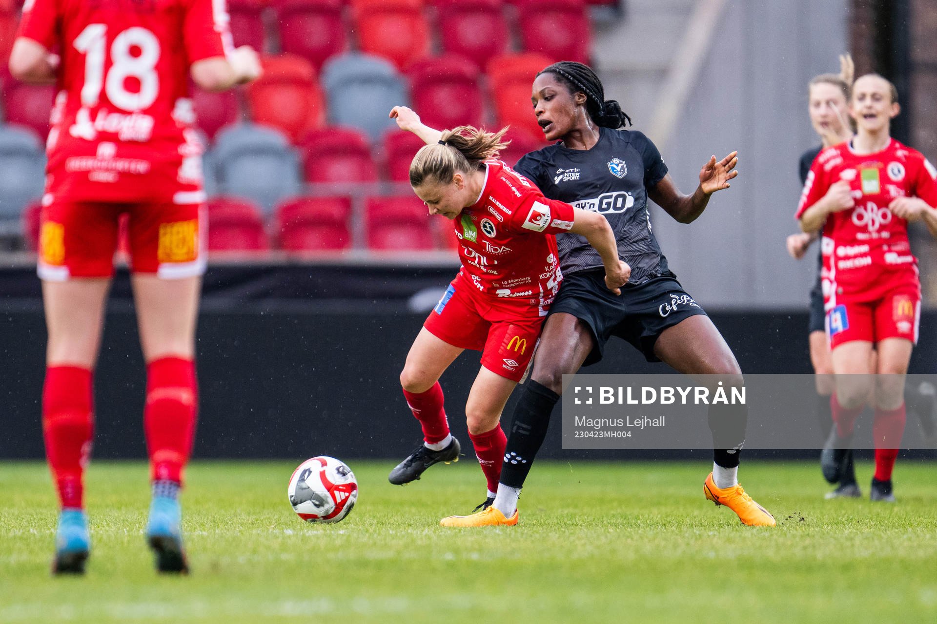 Örebros Katariina Kosola och Växjö DFFs Evelyn Ijeh