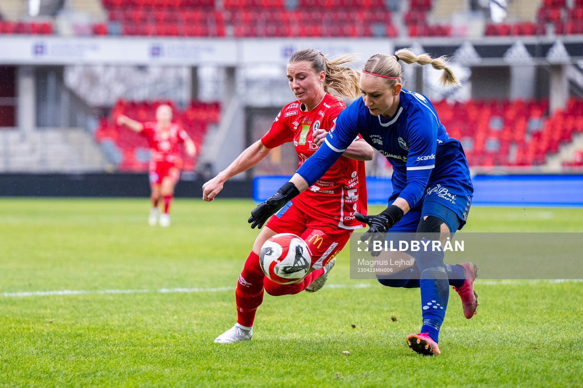 Örebros Louise Lillbäck och Växjö DFFs Louise Högrell