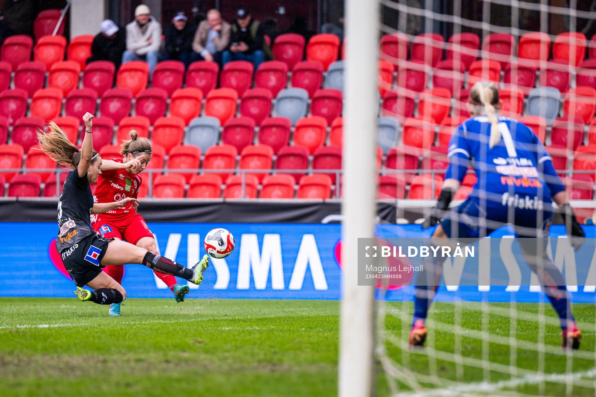 Örebros Heidi Kollanen och Växjö DFFs Amanda Altheden