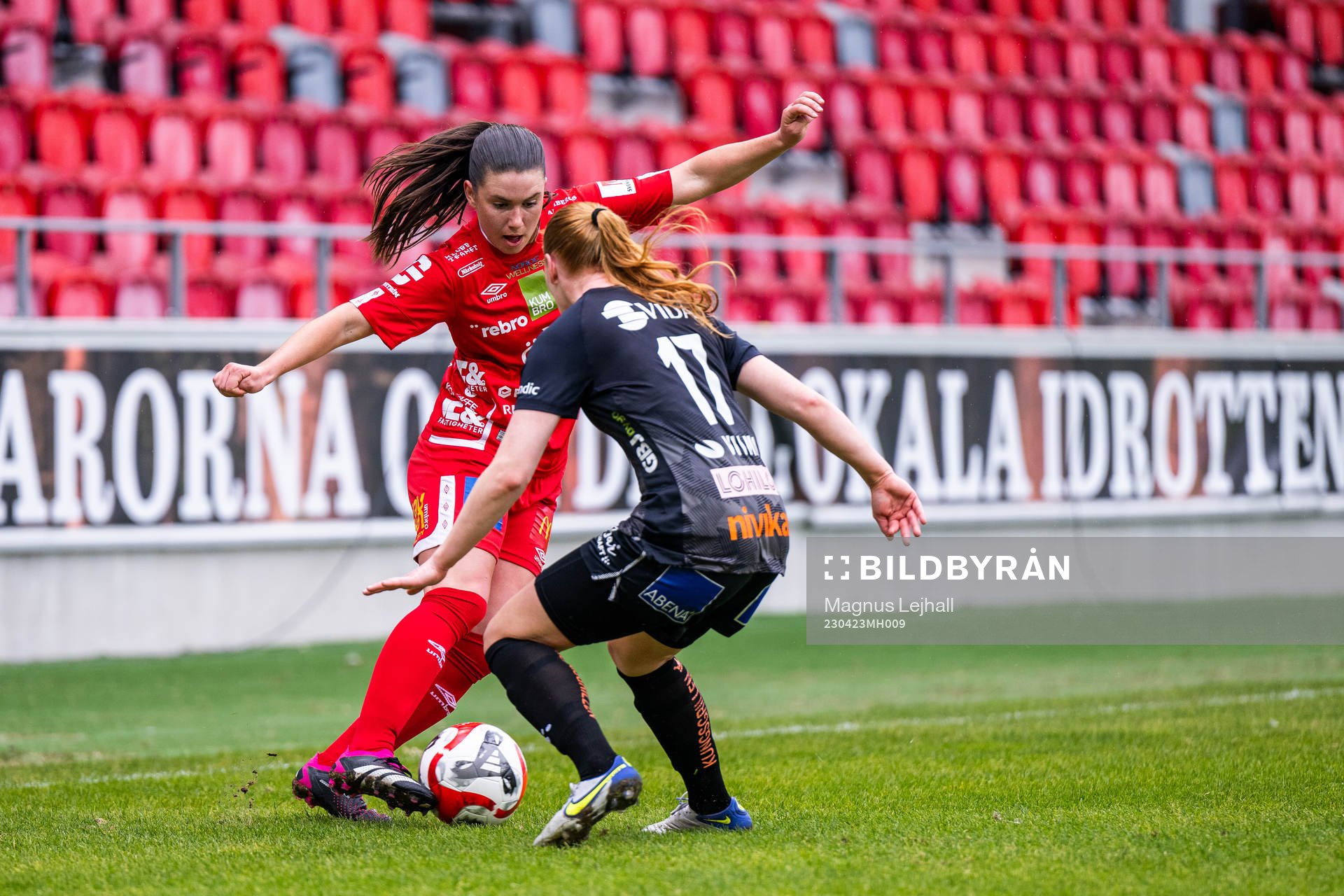 Örebros Emilia Pelgander och Växjö DFFs Tilde Johansson