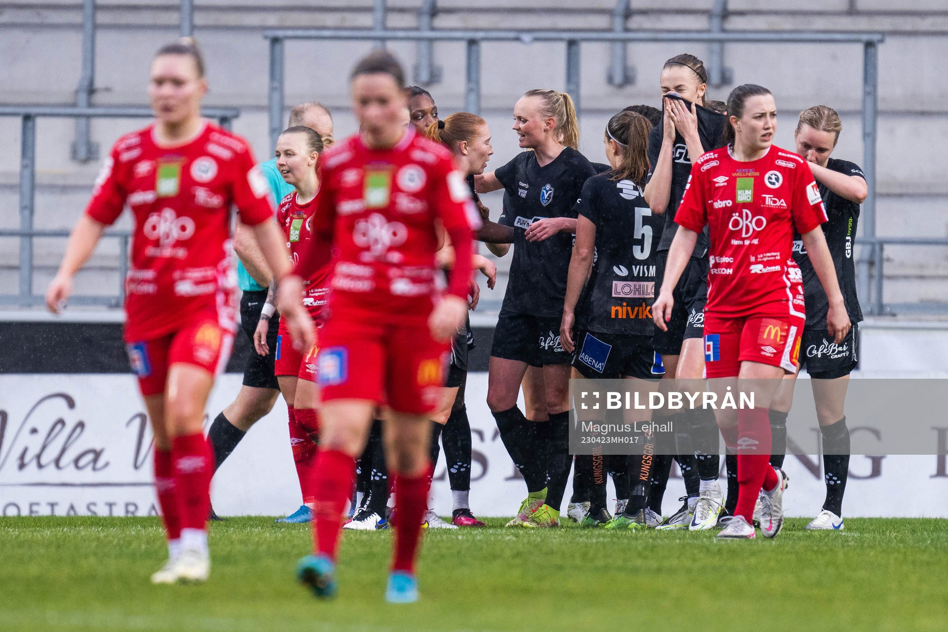 Växjö DFFs Juliette Mikaela Kemppi jublar med lagkamrater efter att hon gjort 1-0 lunder fotbollsmatchen i Damallsvenskan mellan Växjö DFF och Örebro den 23 april 2023 i Växjö.