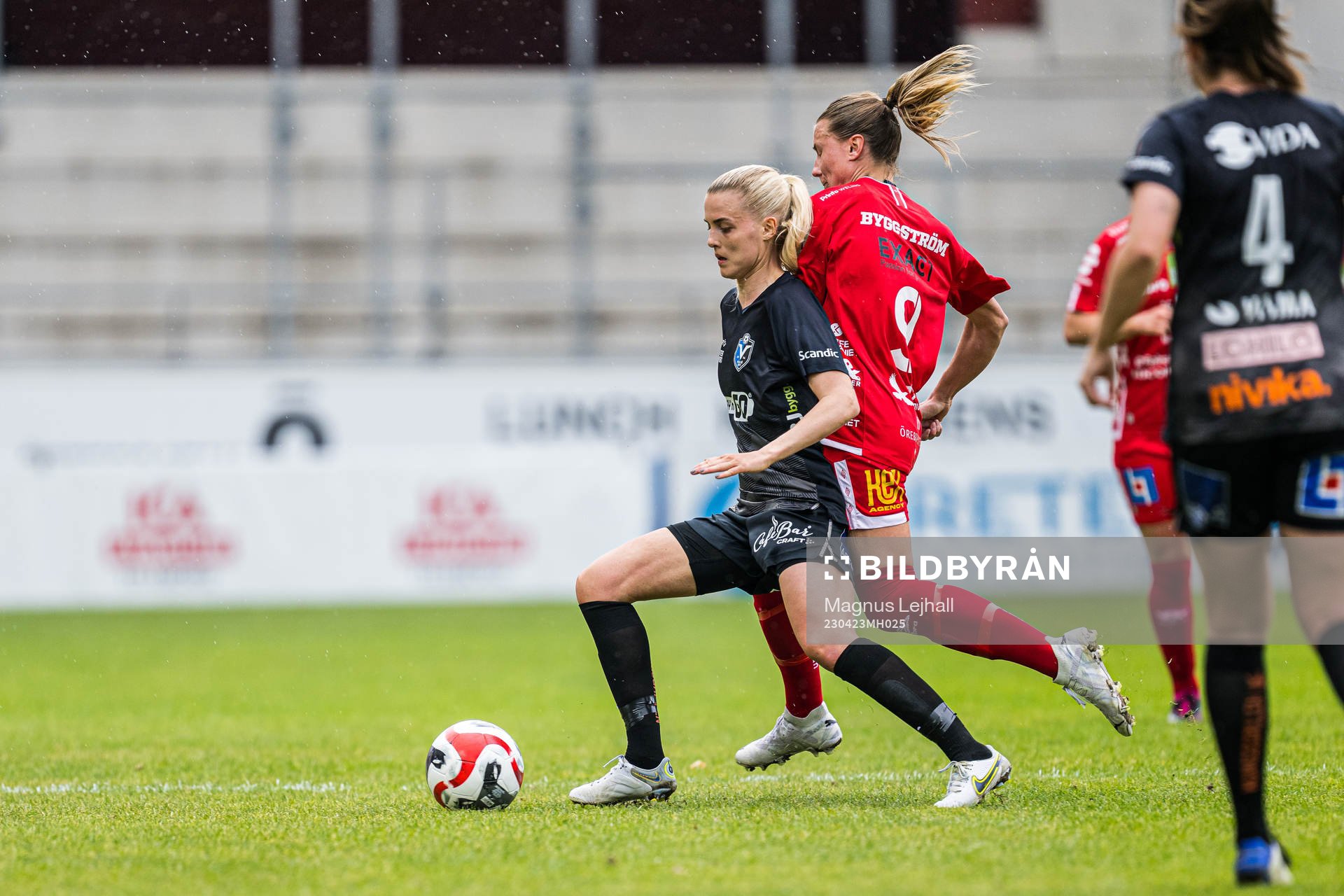 Växjö DFFs Olivia Mattsson och Örebros Louise Lillbäck