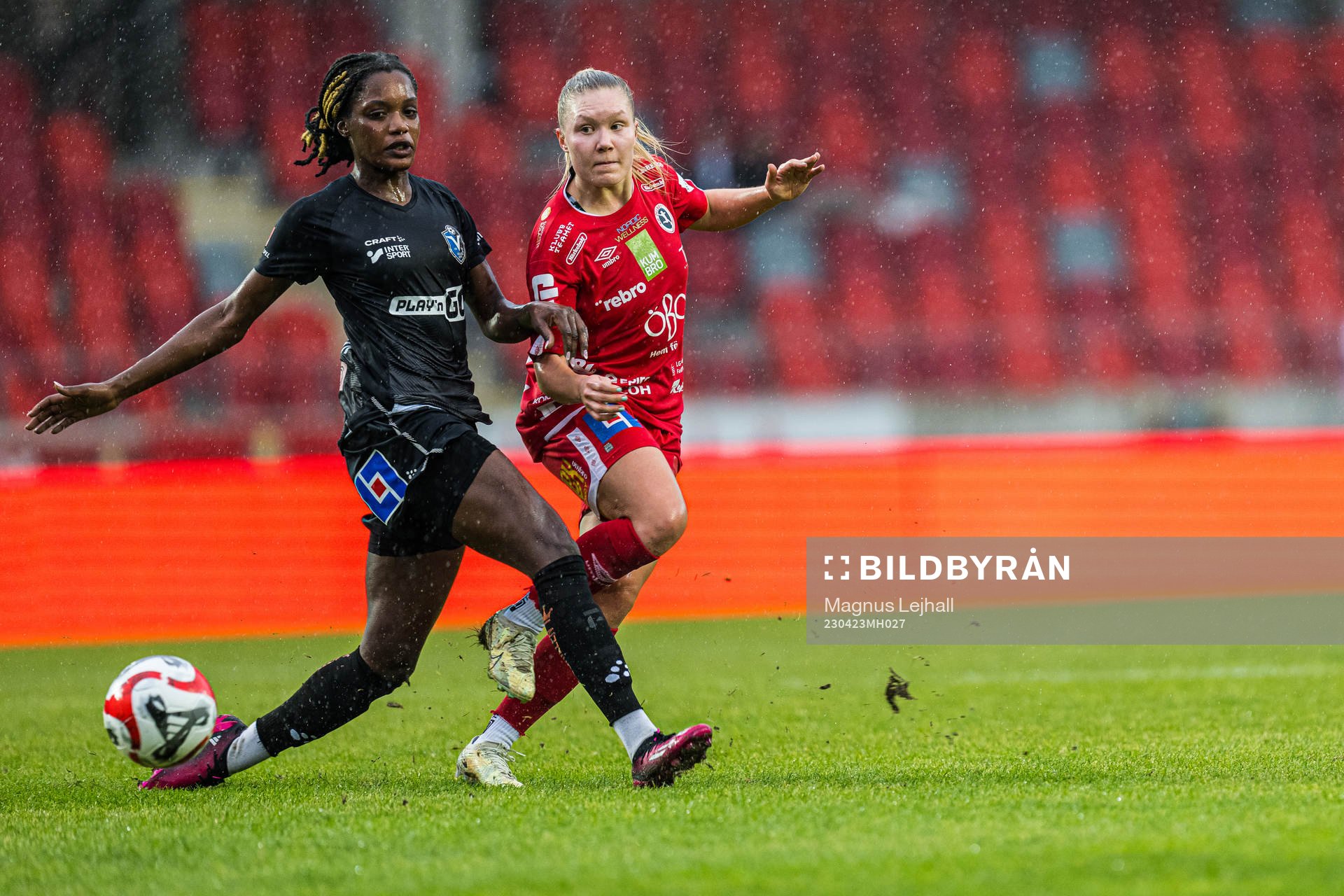 Örebros Emma Peuhkurinen och Växjö DFFs Evelyn Ijeh
