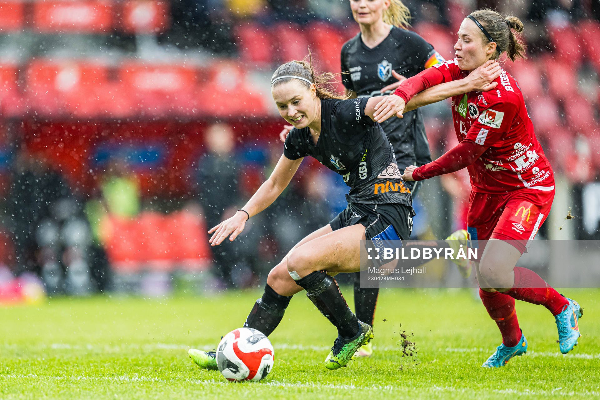Örebros Heidi Kollanen och Växjö DFFs Amanda Altheden