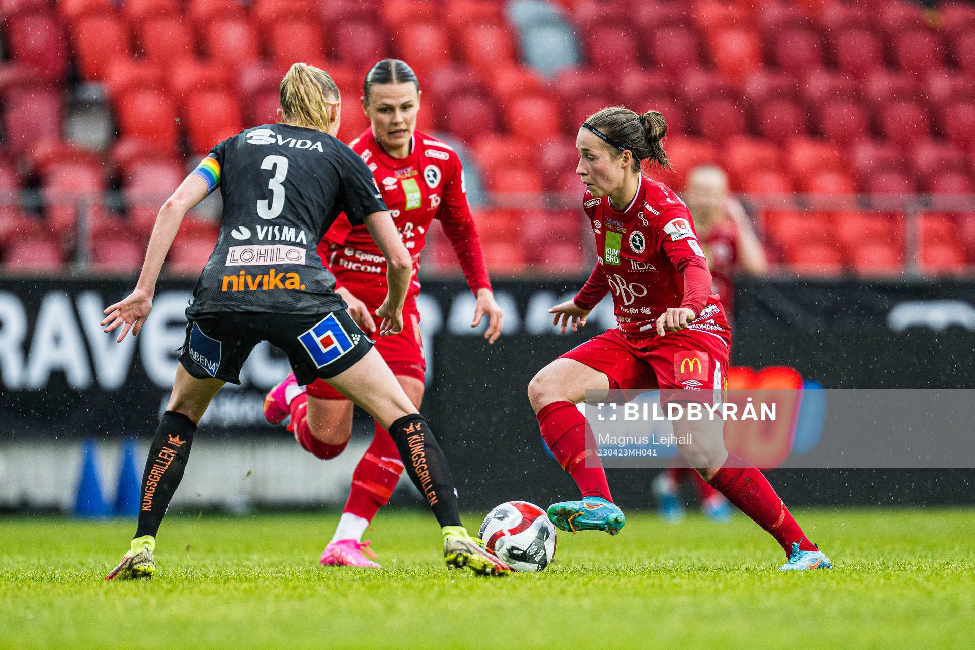Örebros Heidi Kollanen med bollen, Maja Bodin och Växjö