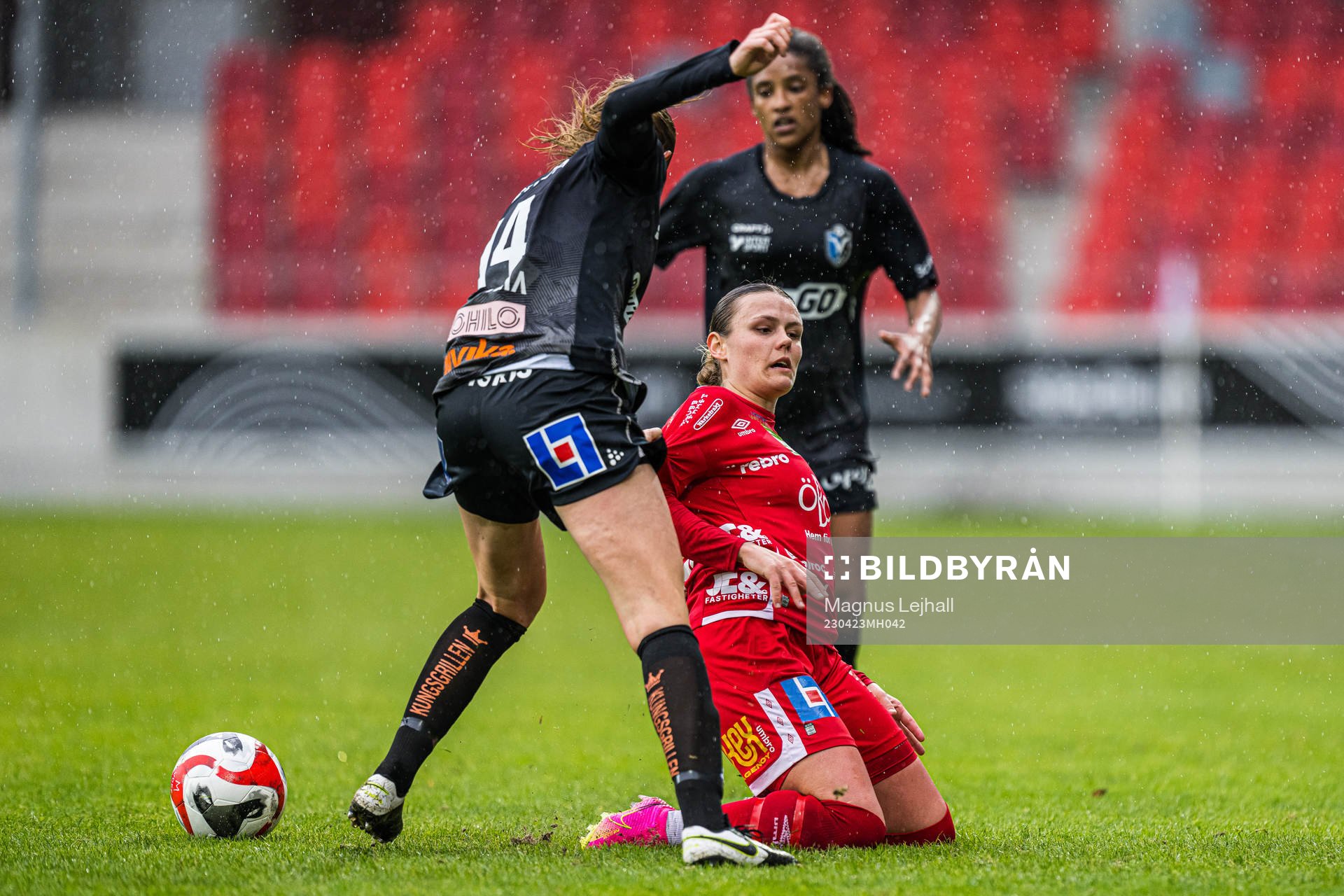 Örebros Maja Bodin och Växjö DFFs Maria Møller Thomsen under fotbollsmatchen i Damallsvenskan mellan Växjö DFF och Örebro den 23 april 2023 i Växjö.