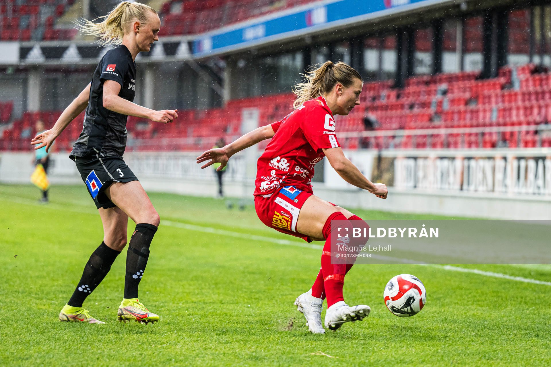 Örebros Louise Lillbäck och Växjö DFFs Emma Pennsäter under fotbollsmatchen i Damallsvenskan mellan Växjö DFF och Örebro den 23 april 2023 i Växjö.