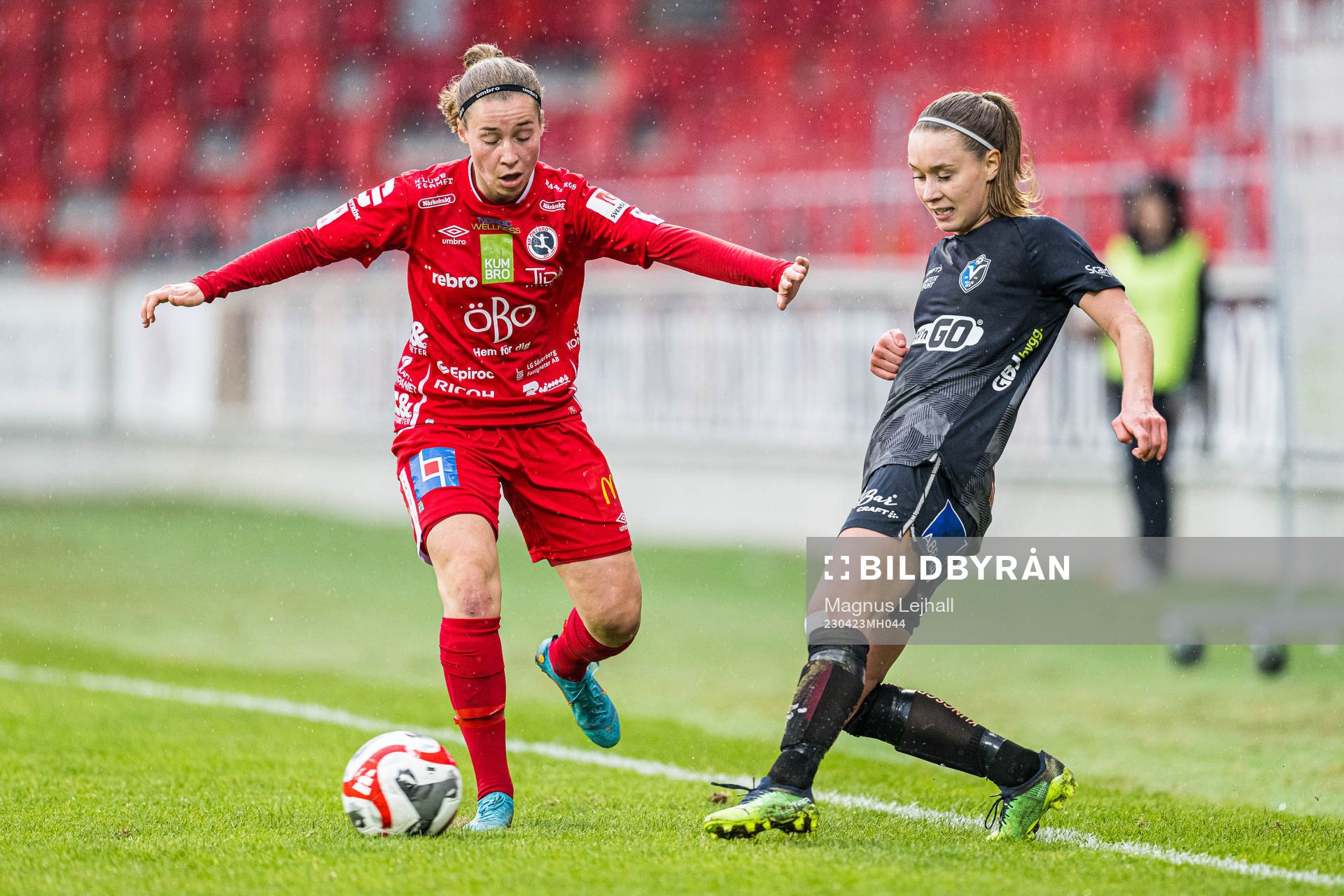 Örebros Heidi Kollanen och Växjö DFFs Amanda Altheden