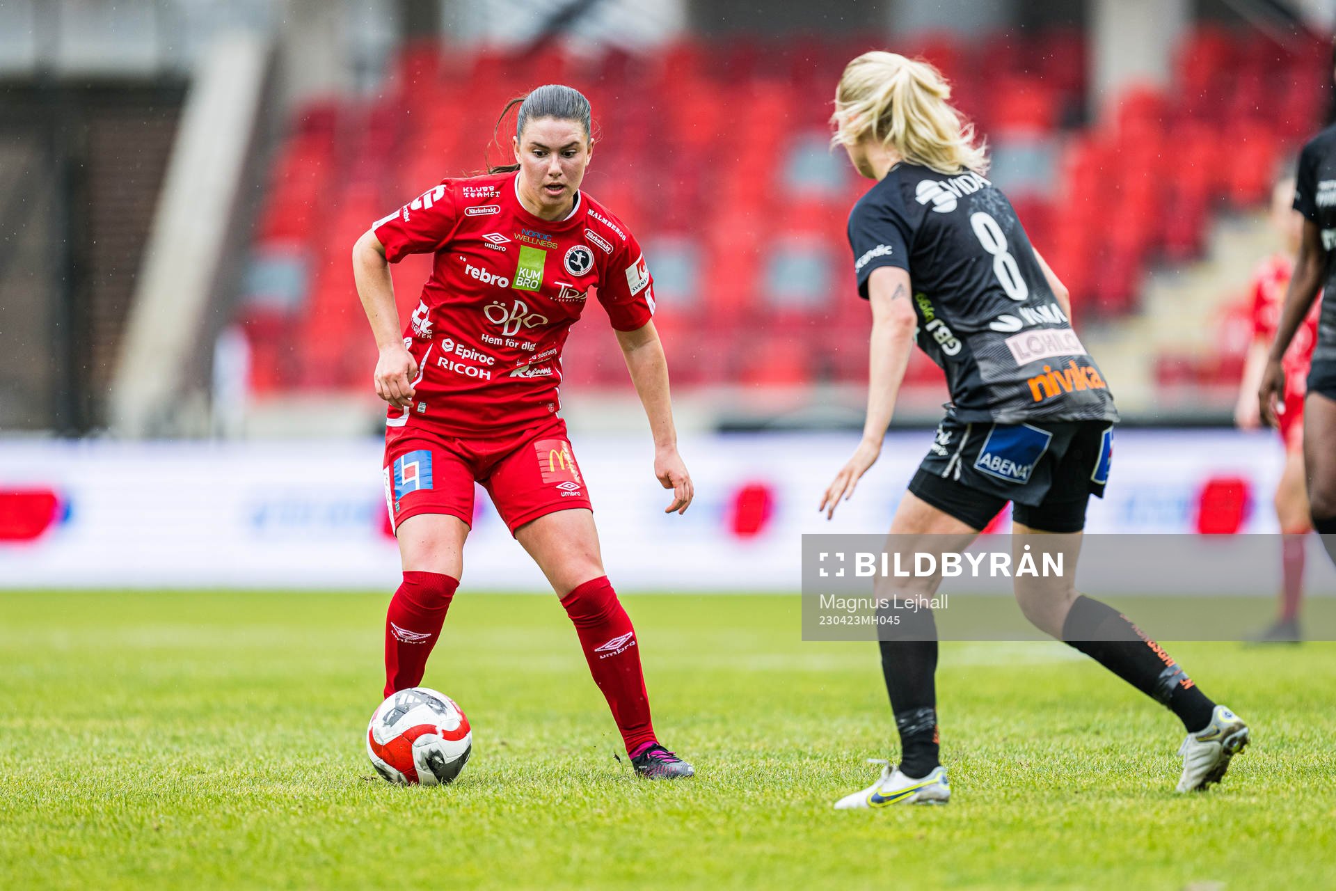 Örebros Emilia Pelgander och Växjö DFFs Olivia Mattsson
