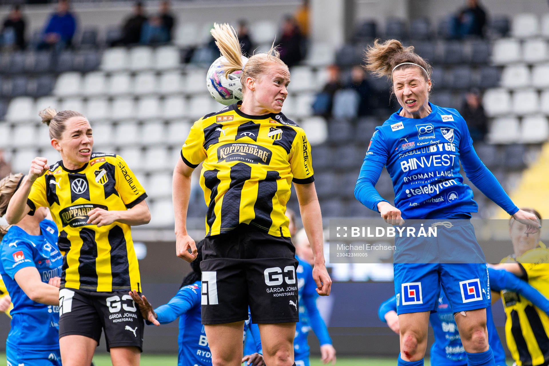Häckens Elin Rubensson och Julie Blakstad i kamp med Kalmars Amanda Persson under fotbollsmatchen i Damallsvenskan mellan Häcken och Kalmar den 23 april 2023 i Göteborg.
