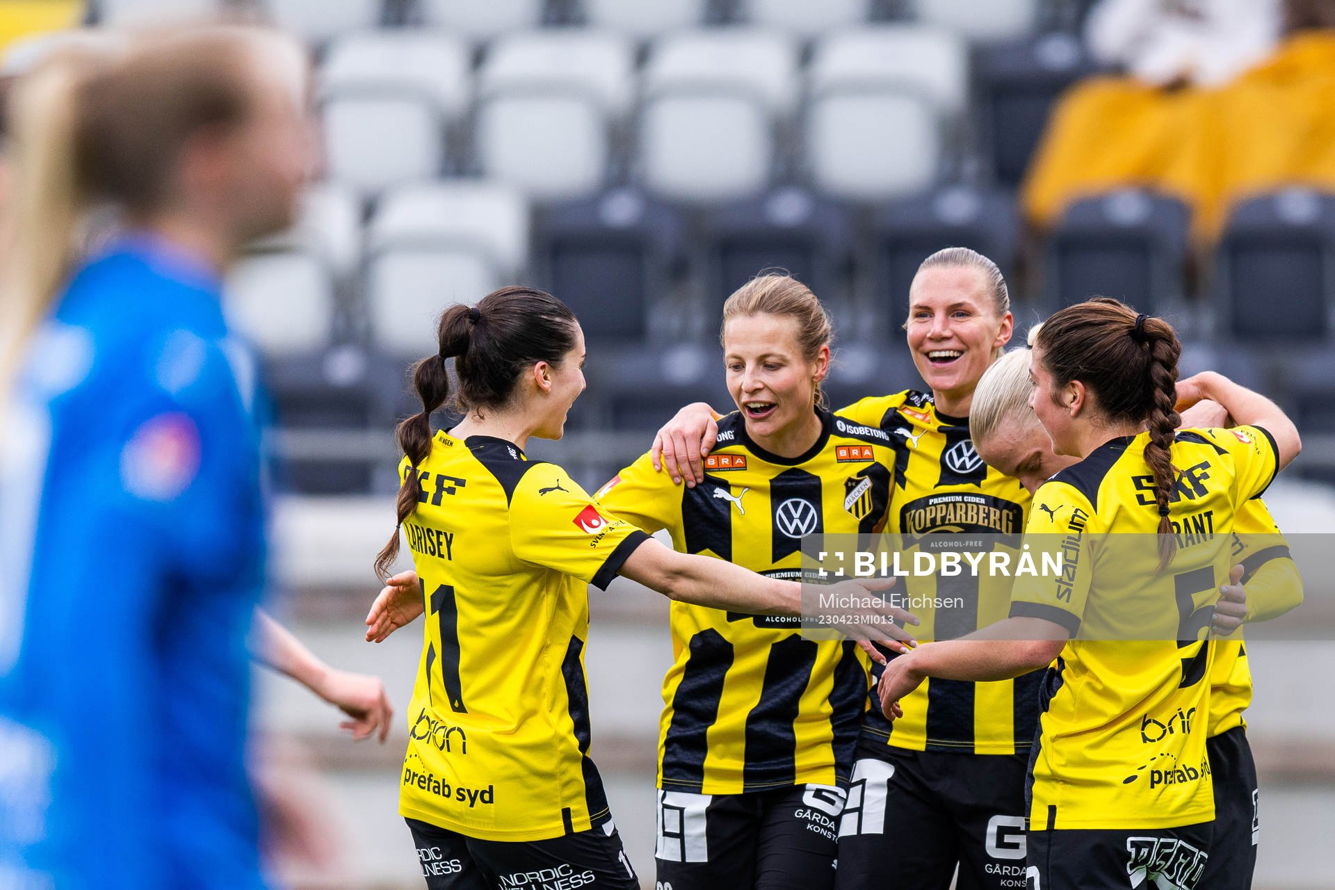 Häckens Josefine Rybrink jublar med lagkamrater