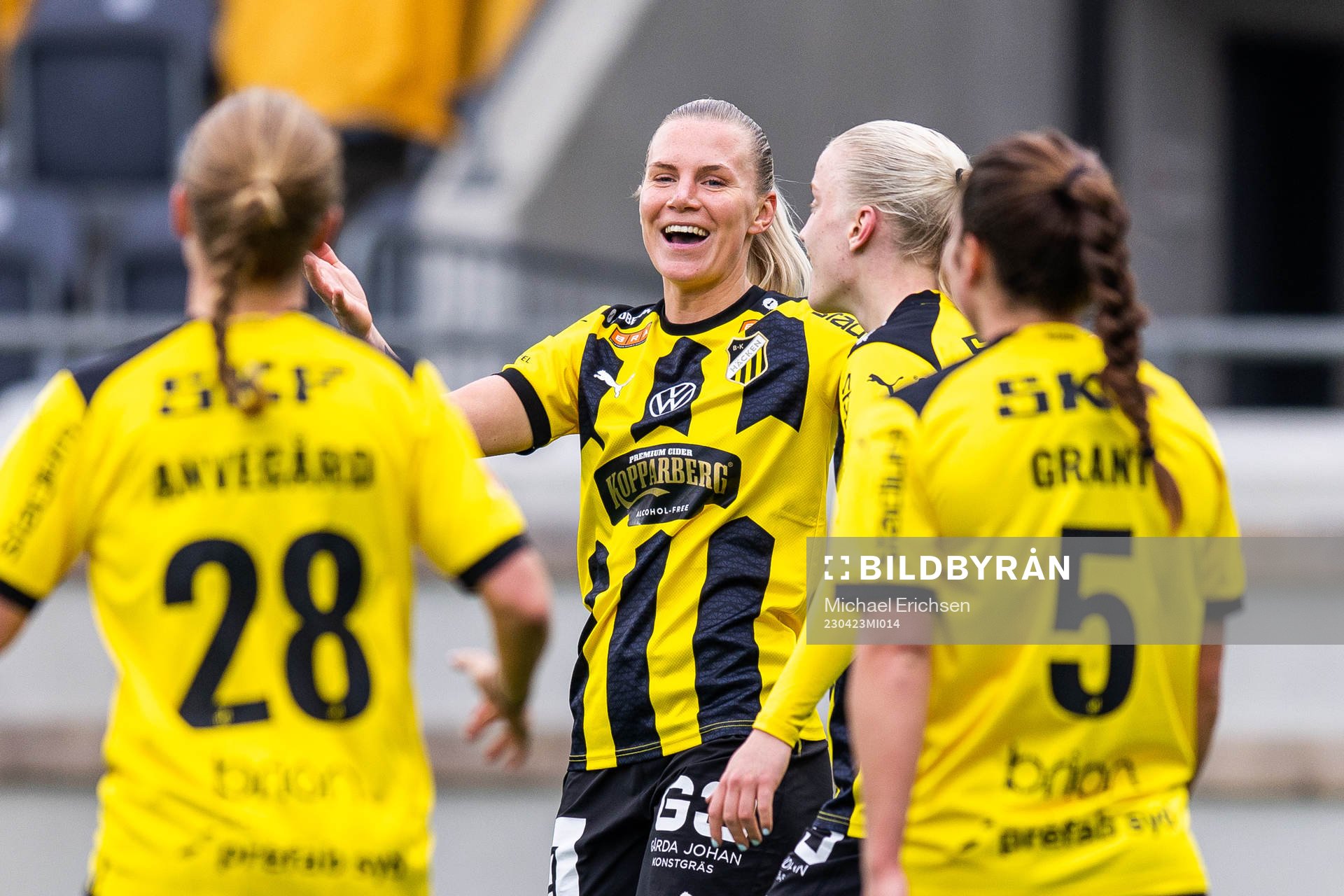 Häckens Josefine Rybrink jublar med lagkamrater