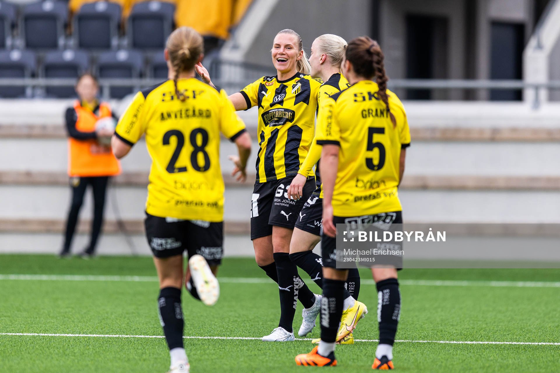 Häckens Josefine Rybrink jublar med lagkamrater