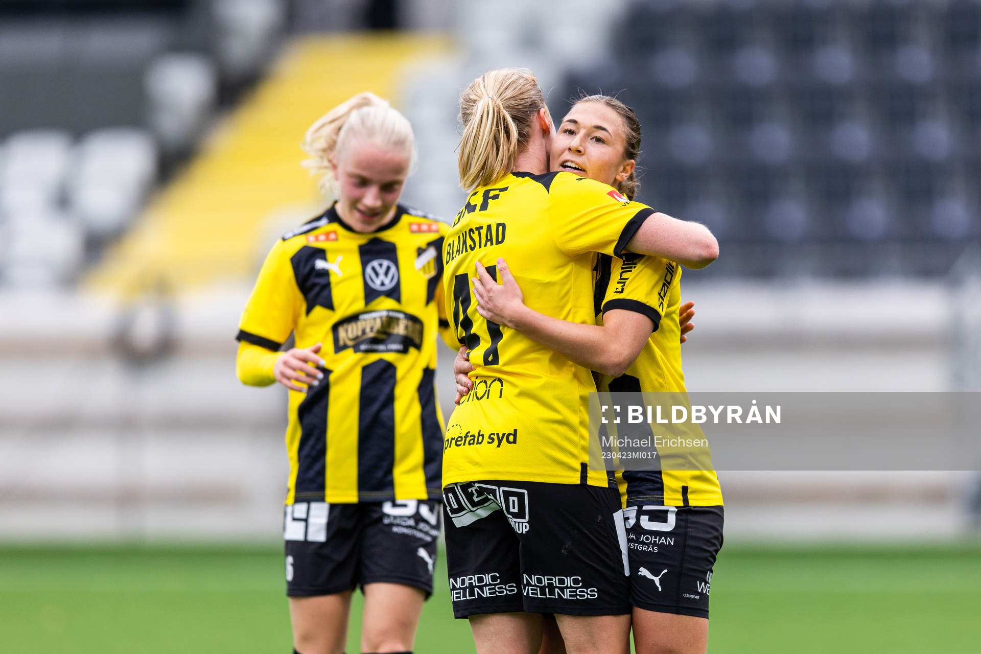Häckens Julie Blakstad jublar med målskytten till 2-0