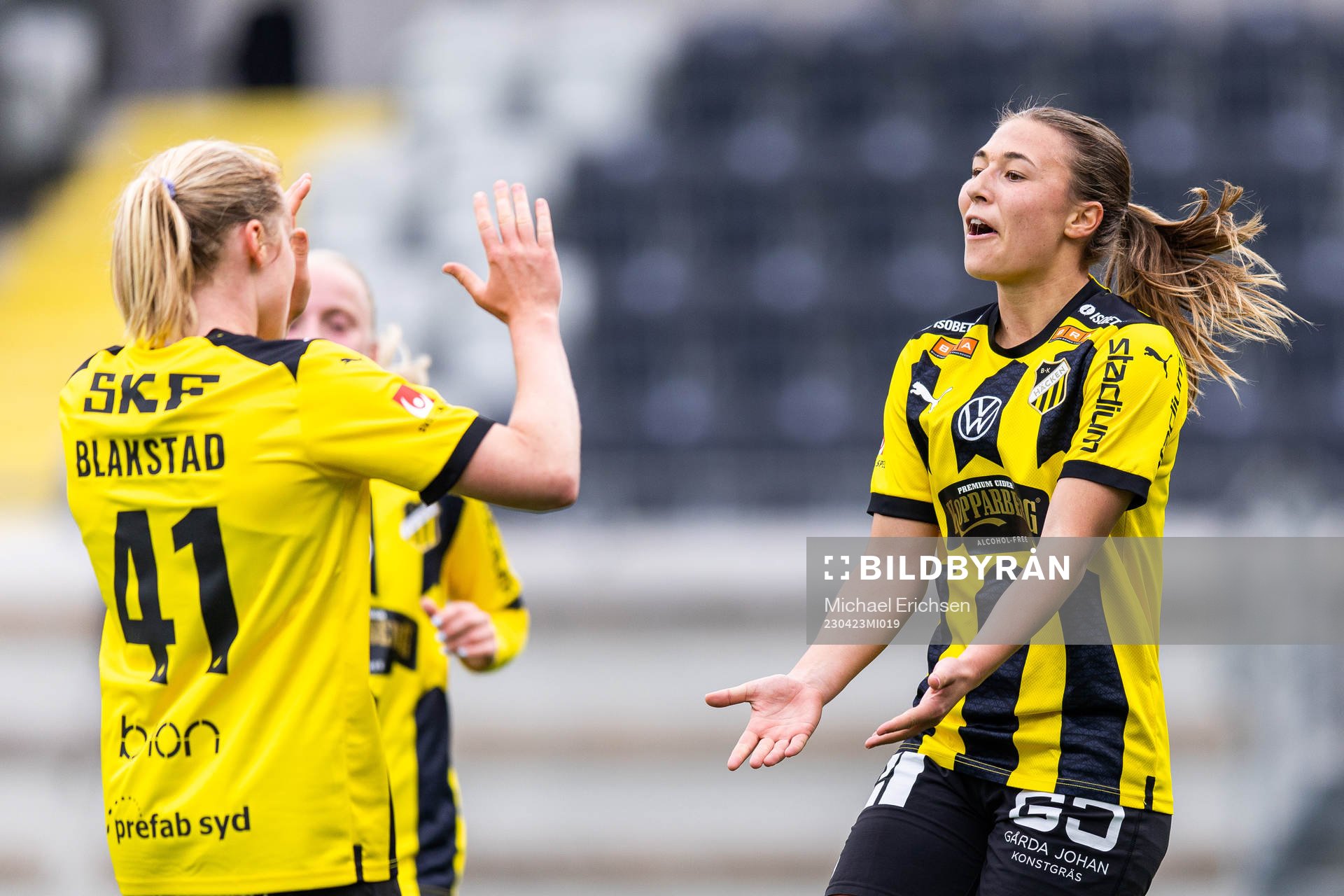 Häckens Julie Blakstad jublar med målskytten till 2-0