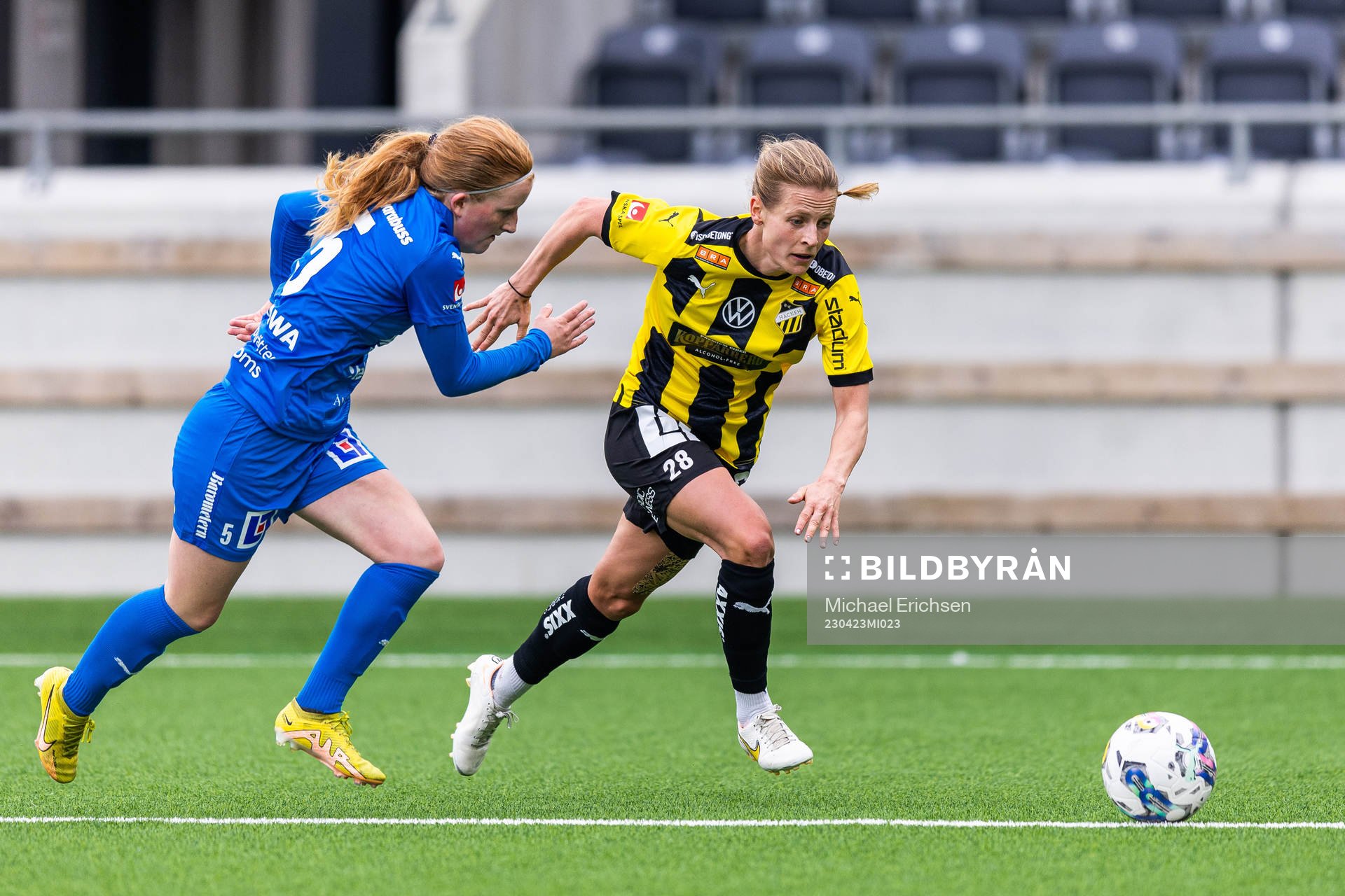 Kalmars Vera Andersson och Häckens Anna Anvegård under fotbollsmatchen i Damallsvenskan mellan Häcken och Kalmar den 23 april 2023 i Göteborg.