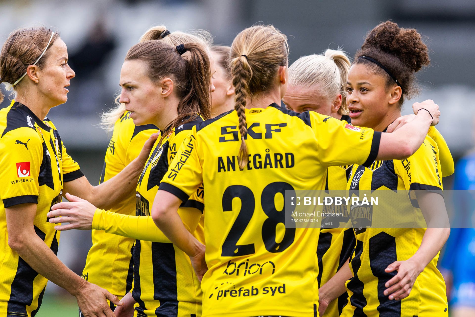 Häckens Felicia Schröder jublar med lagkamrater
