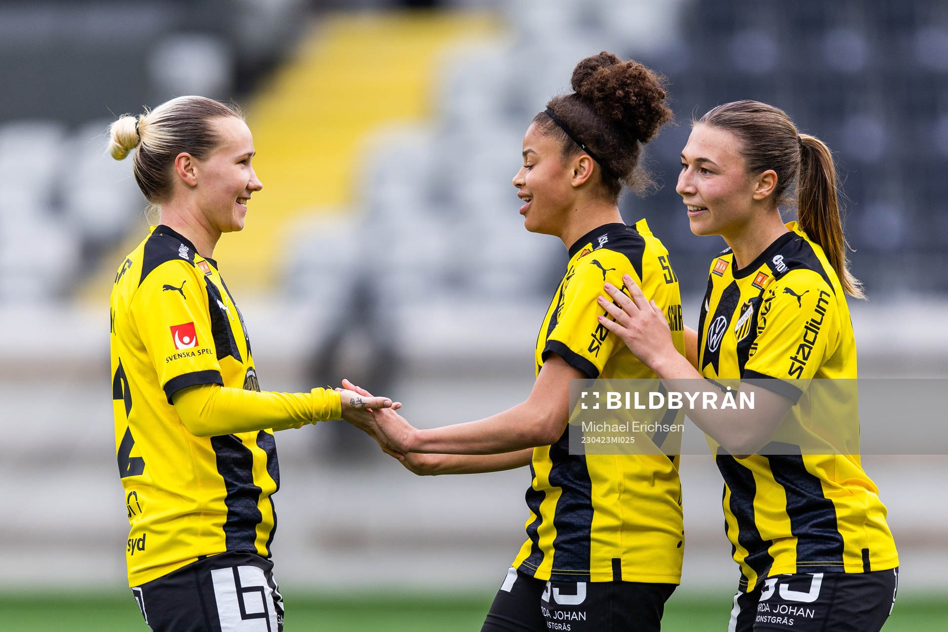 Häckens Marika Bergman Lundin och Alexandra Hellekant jublar med målskytten till 3-0 Felicia Schröder (mitten) under fotbollsmatchen i Damallsvenskan mellan Häcken och Kalmar den 23 april 2023 i Göteborg.
