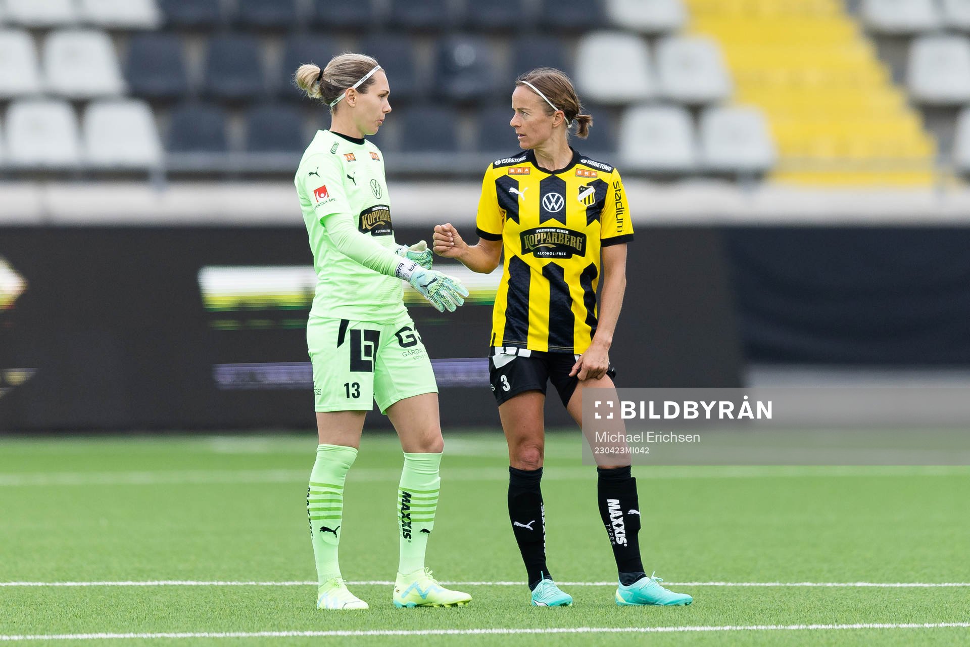 Häckens målvakt Jennifer Falk och Aivi Luik