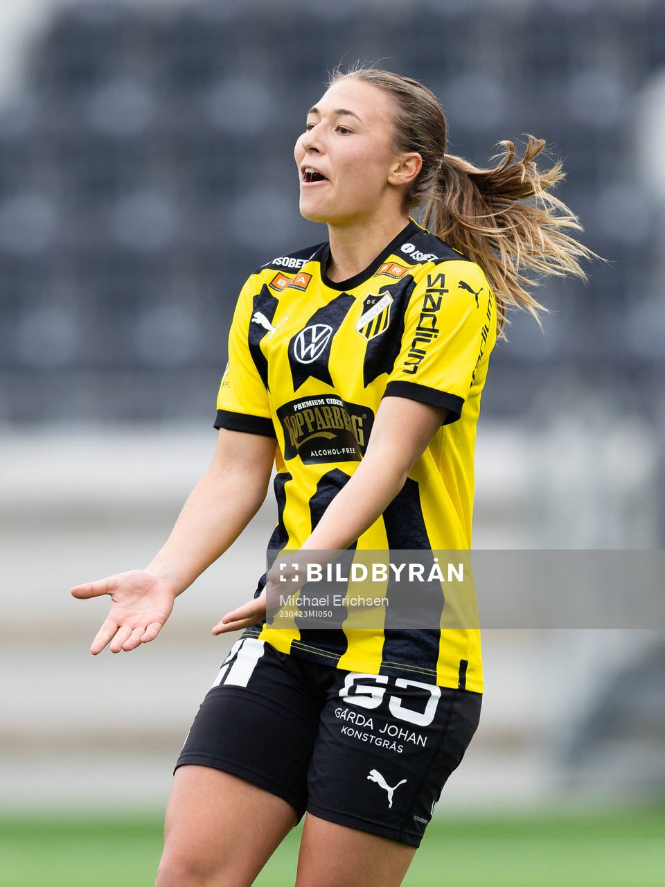 Häckens Alexandra Hellekant jublar