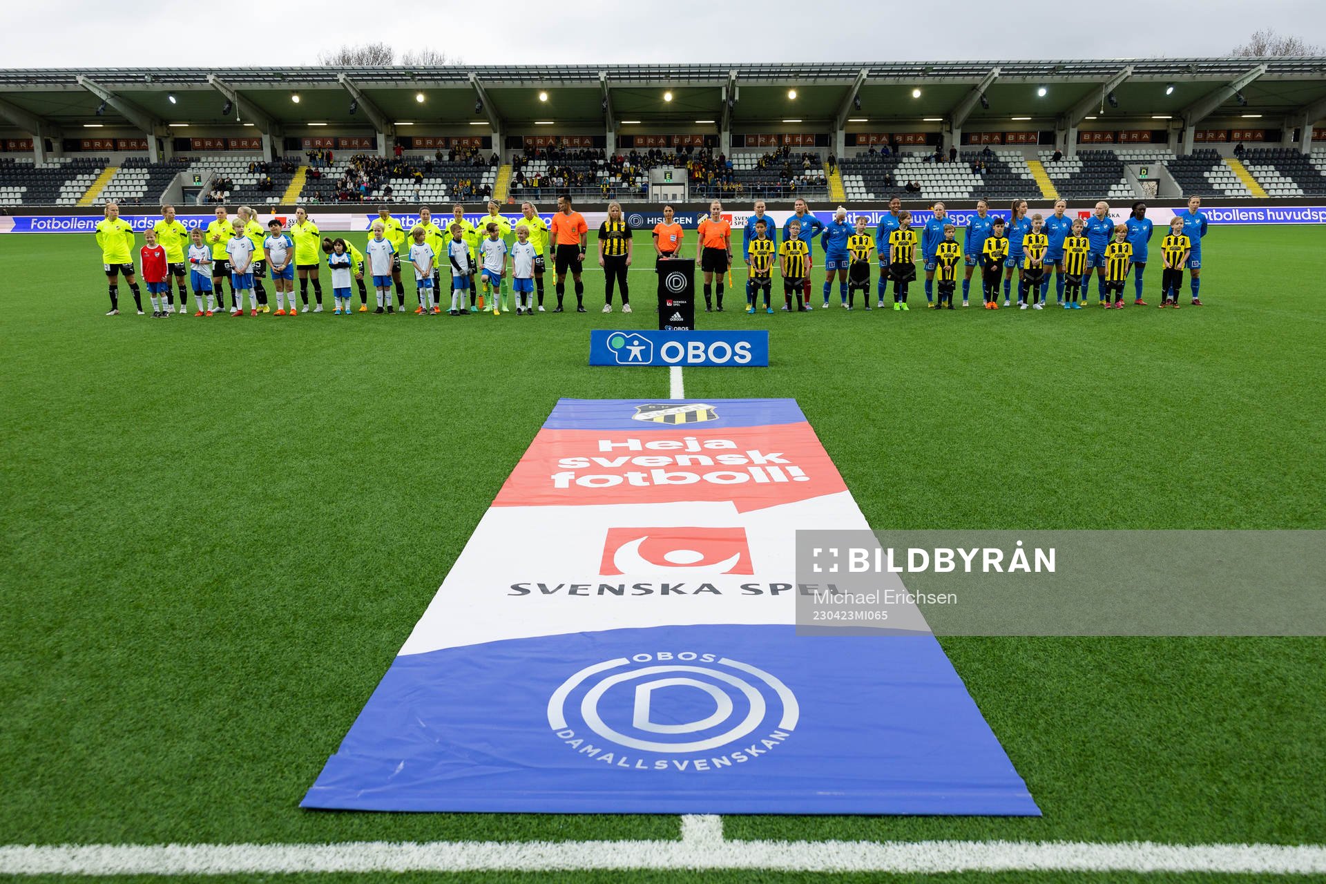 Lagen på line up innan fotbollsmatchen i Damallsvenskan