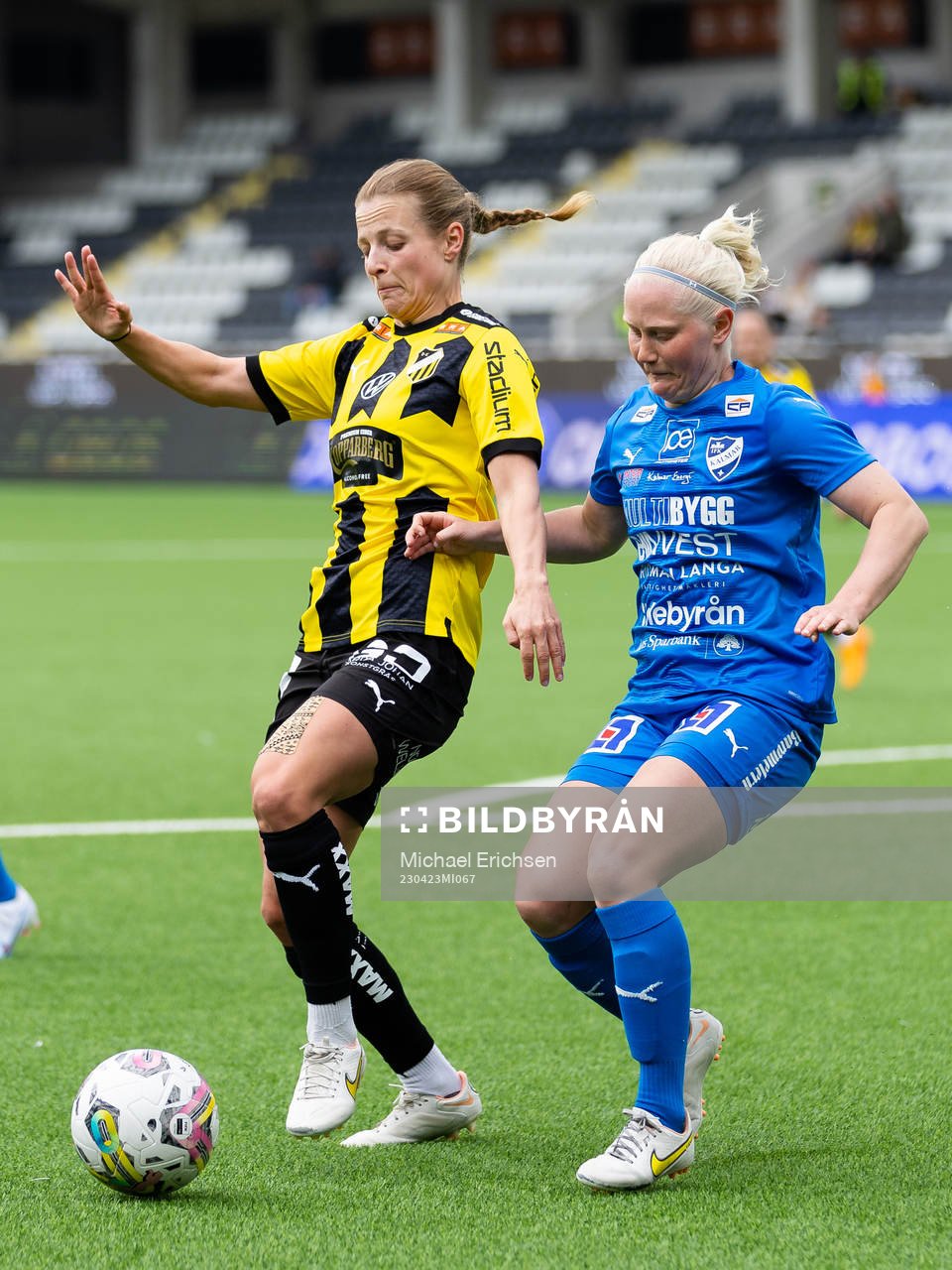 Häckens Anna Anvegård och Kalmars Anni Miettunen under fotbollsmatchen i Damallsvenskan mellan Häcken och Kalmar den 23 april 2023 i Göteborg.