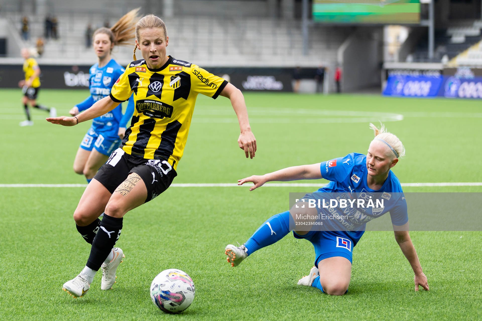 Häckens Anna Anvegård och Kalmars Anni Miettunen under fotbollsmatchen i Damallsvenskan mellan Häcken och Kalmar den 23 april 2023 i Göteborg.