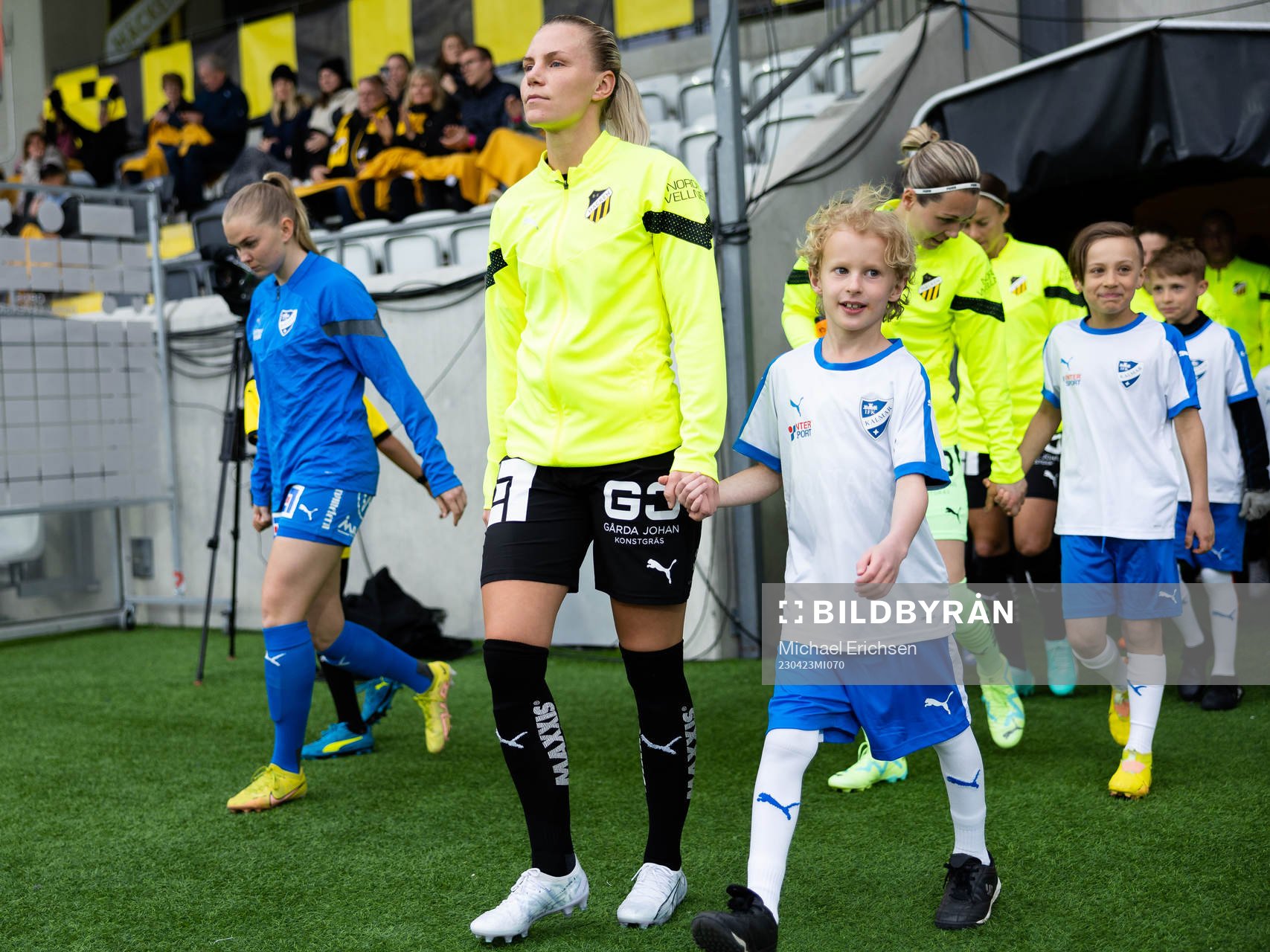 Häckens Josefine Rybrink på väg in till line up innan