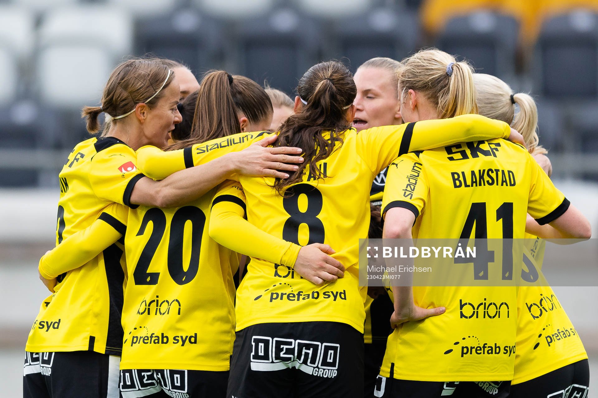 Häckens Josefine Rybrink jublar med lagkamrater