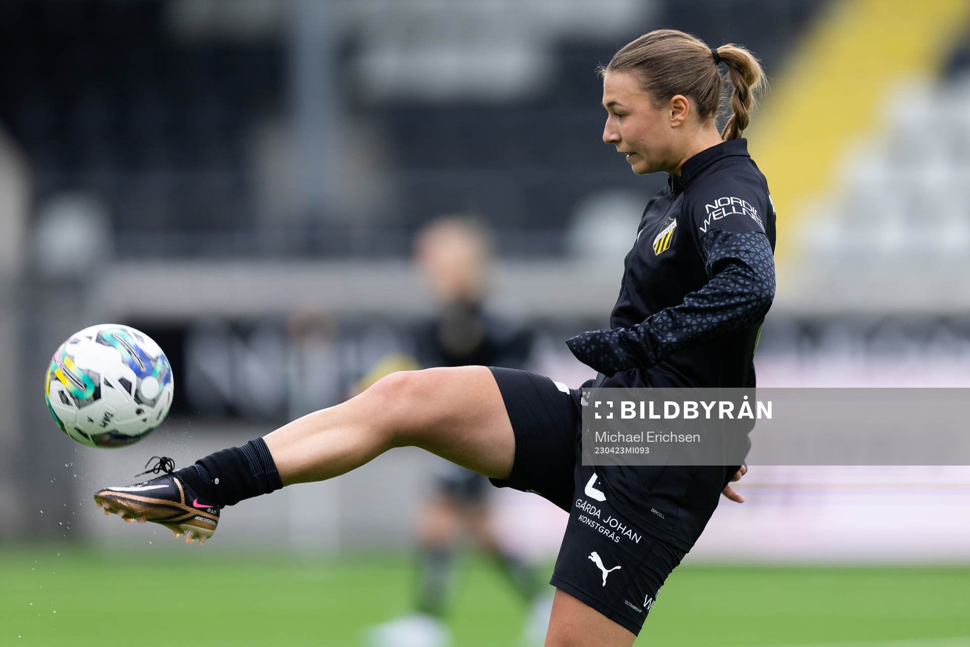 Häckens Alexandra Hellekant under uppvärmningen innan fotbollsmatchen i Damallsvenskan mellan Häcken och Kalmar den 23 april 2023 i Göteborg.