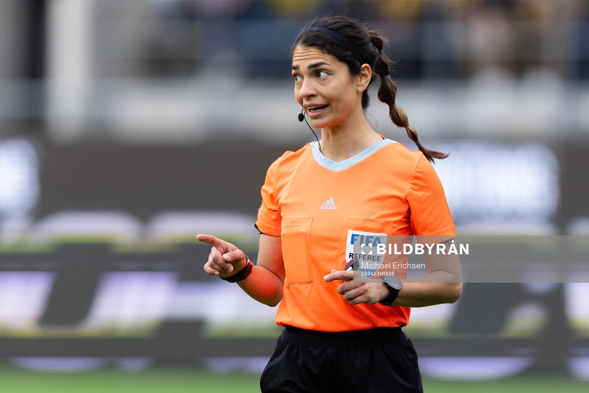 Domare Maral Mirzai under fotbollsmatchen i Damallsvenskan mellan Häcken och Kalmar den 23 april 2023 i Göteborg. 