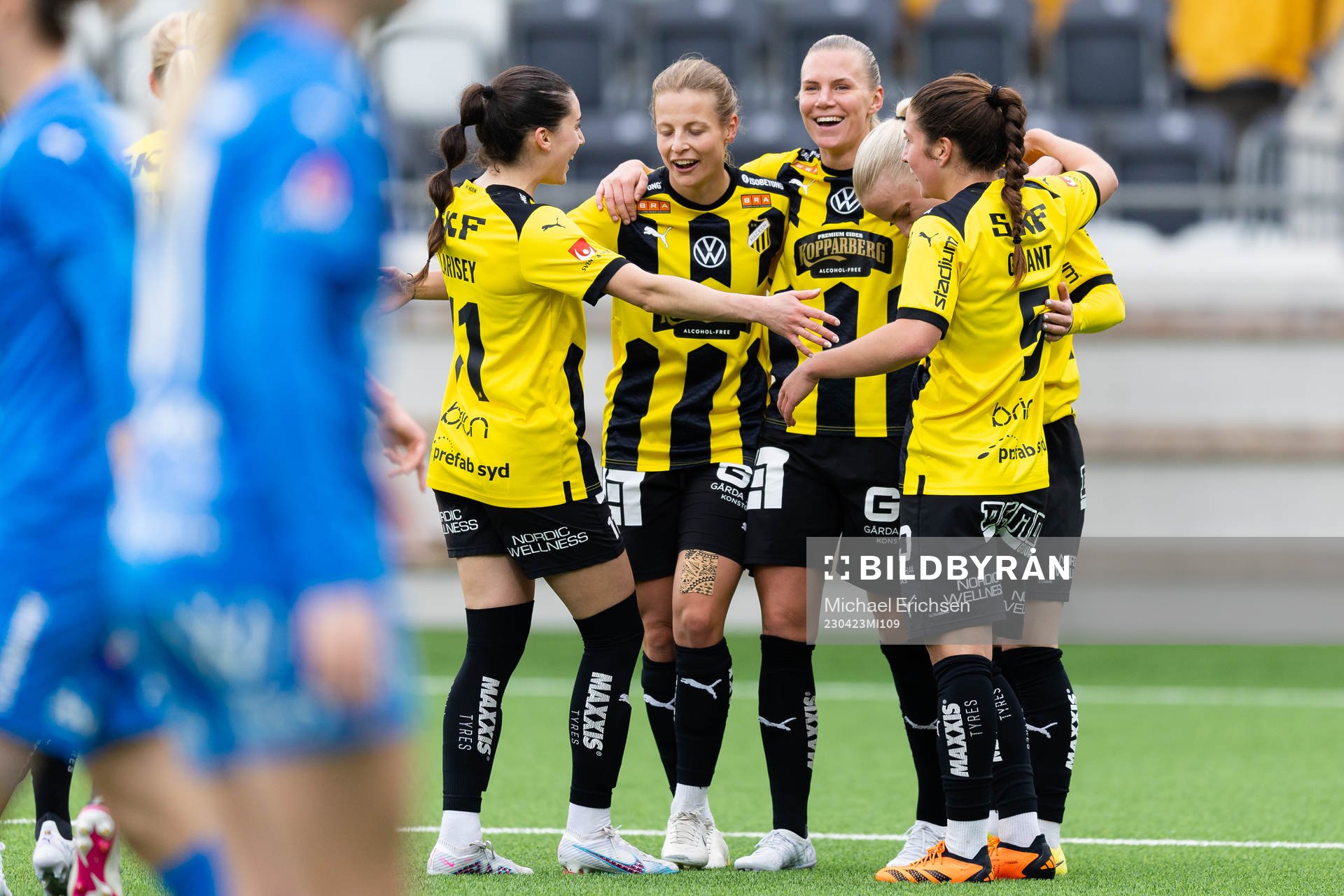 Häckens Josefine Rybrink jublar med lagkamrater