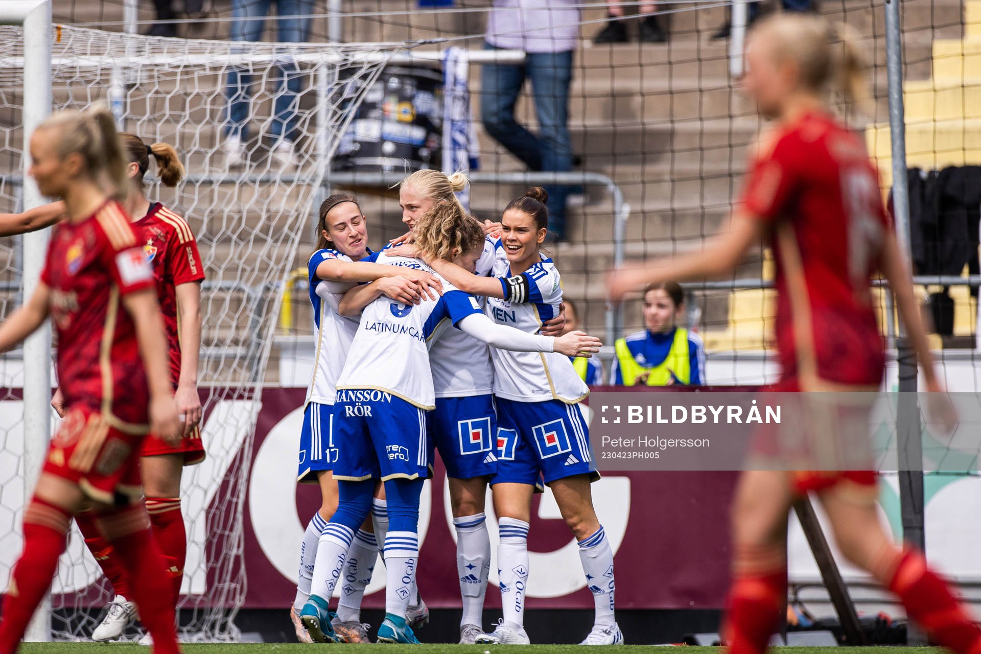 IFK Norrköpings Wilma Leidhammar jublar med lagkamrater efter 1-0 under fotbollsmatchen i Damallsvenskan mellan IFK Norrköping och Djurgården den 23 april 2023 i Norrköping.