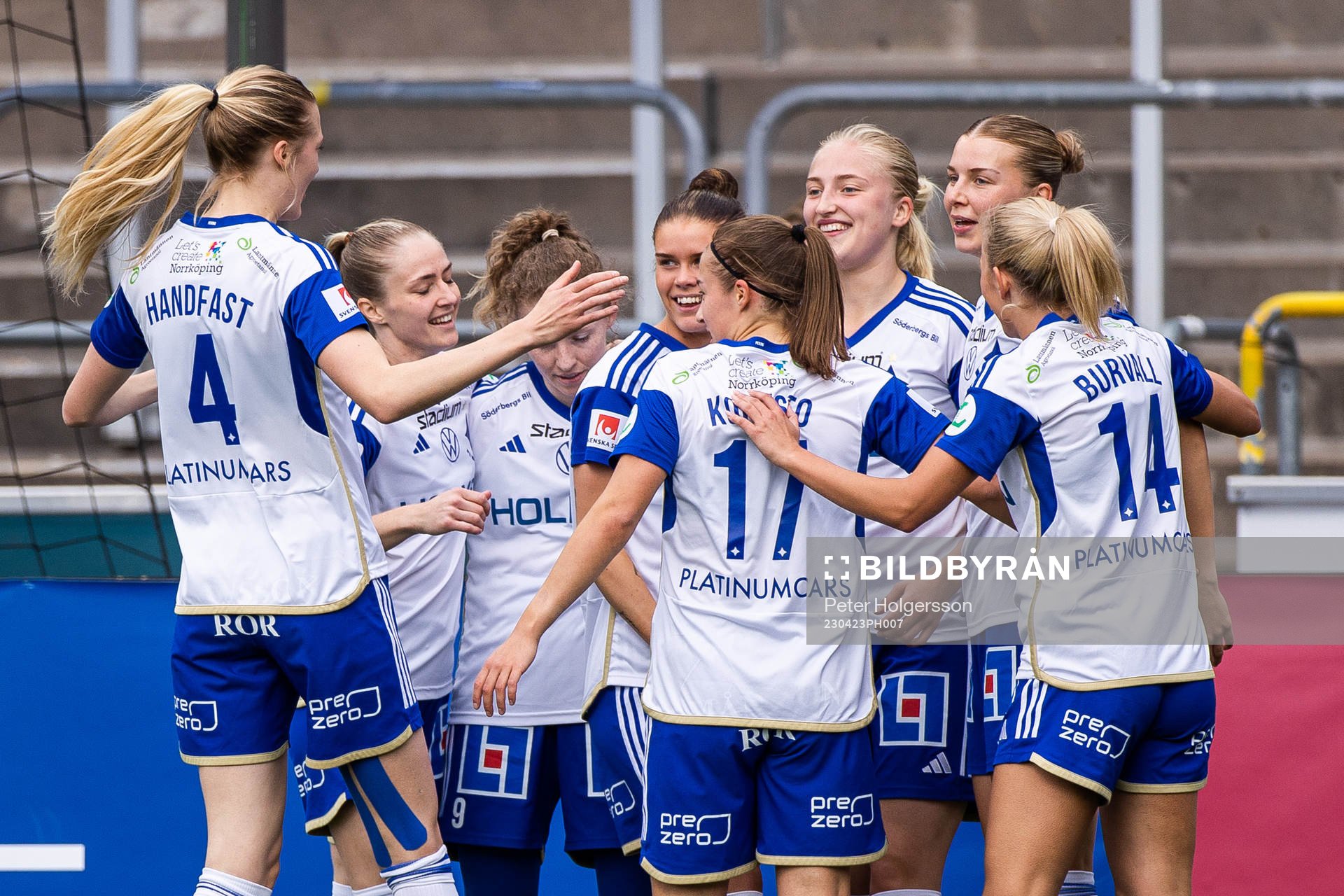 IFK Norrköpings Wilma Leidhammar jublar med lagkamrater