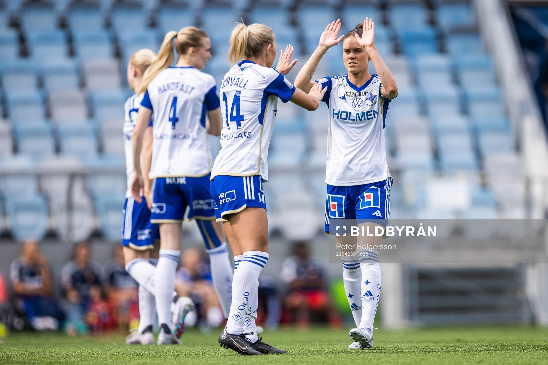 IFK Norrköpings Elsa Burvall och My Cato inför fotbollsmatchen i Damallsvenskan mellan IFK Norrköping och Djurgården den 23 april 2023 i Norrköping. 