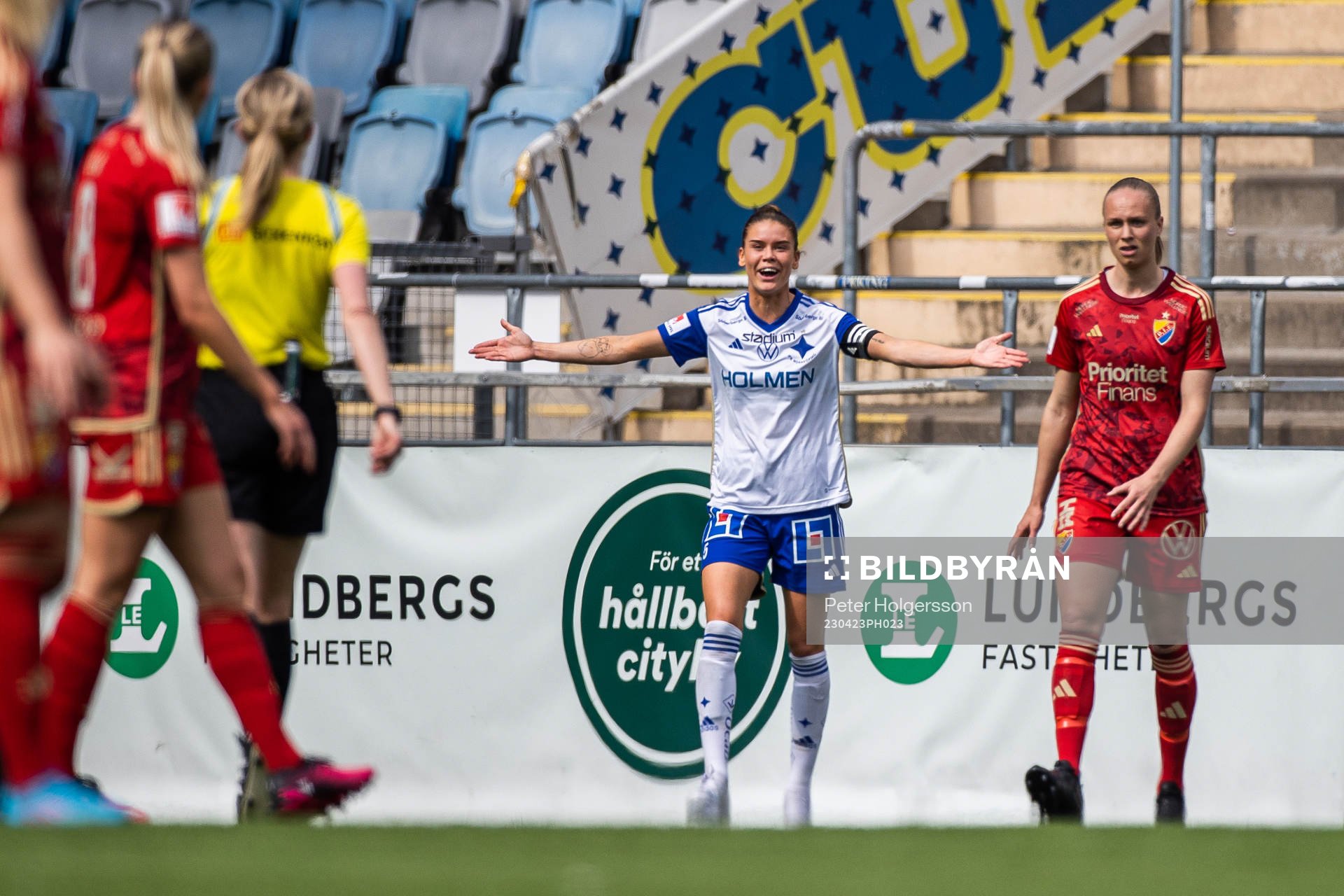 IFK Norrköpings My Cato reagerar under fotbollsmatchen i Damallsvenskan mellan IFK Norrköping och Djurgården den 23 april 2023 i Norrköping.