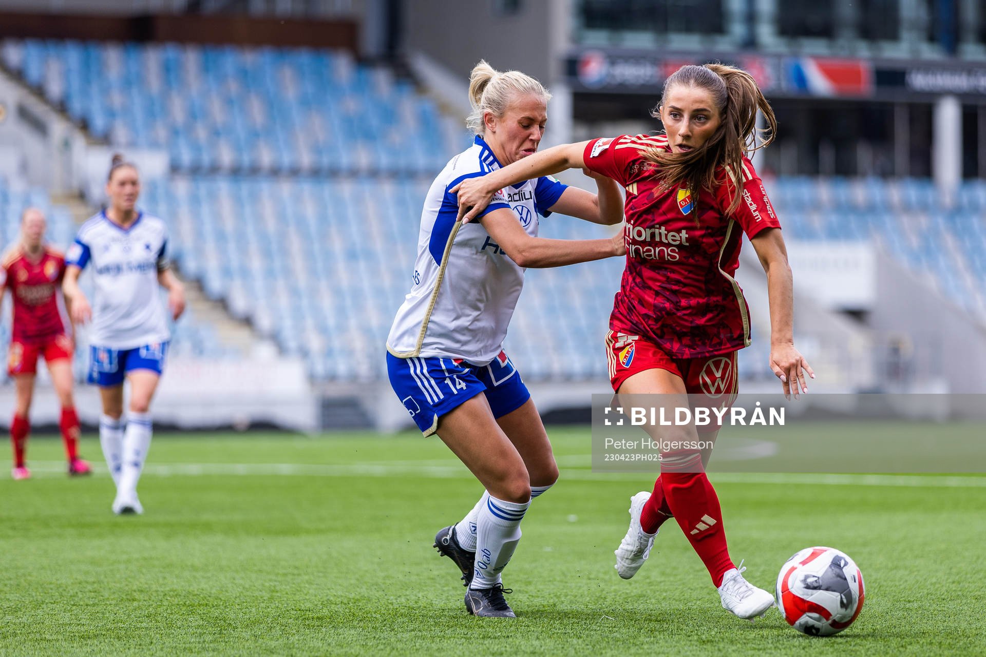 IFK Norrköpings Elsa Burvall och Djurgårdens Tilde Lindwall under fotbollsmatchen i Damallsvenskan mellan IFK Norrköping och Djurgården den 23 april 2023 i Norrköping.