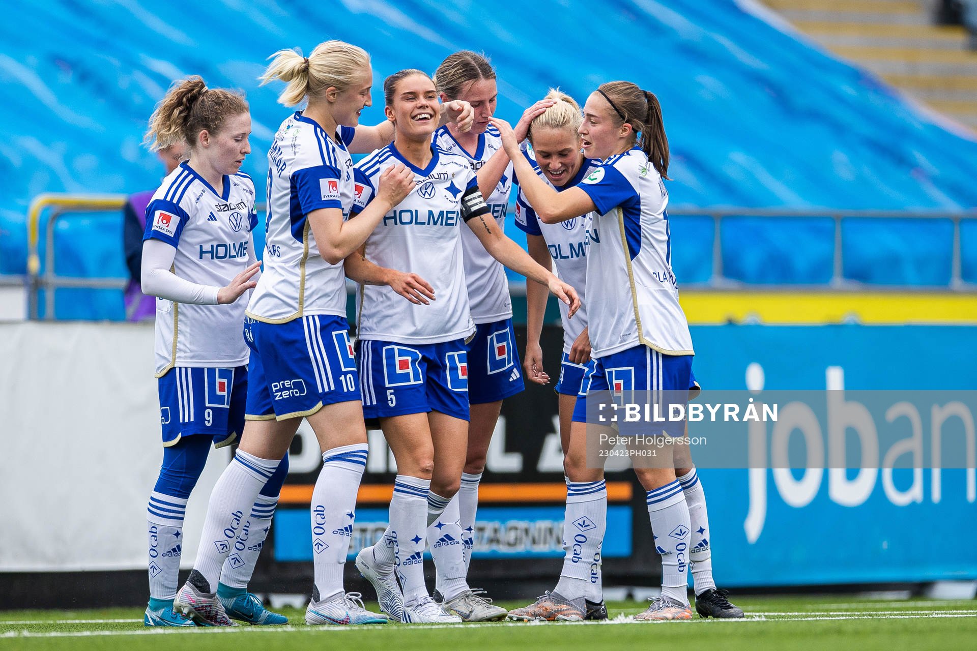 IFK Norrköpings My Cato jublar med lagkamrater
