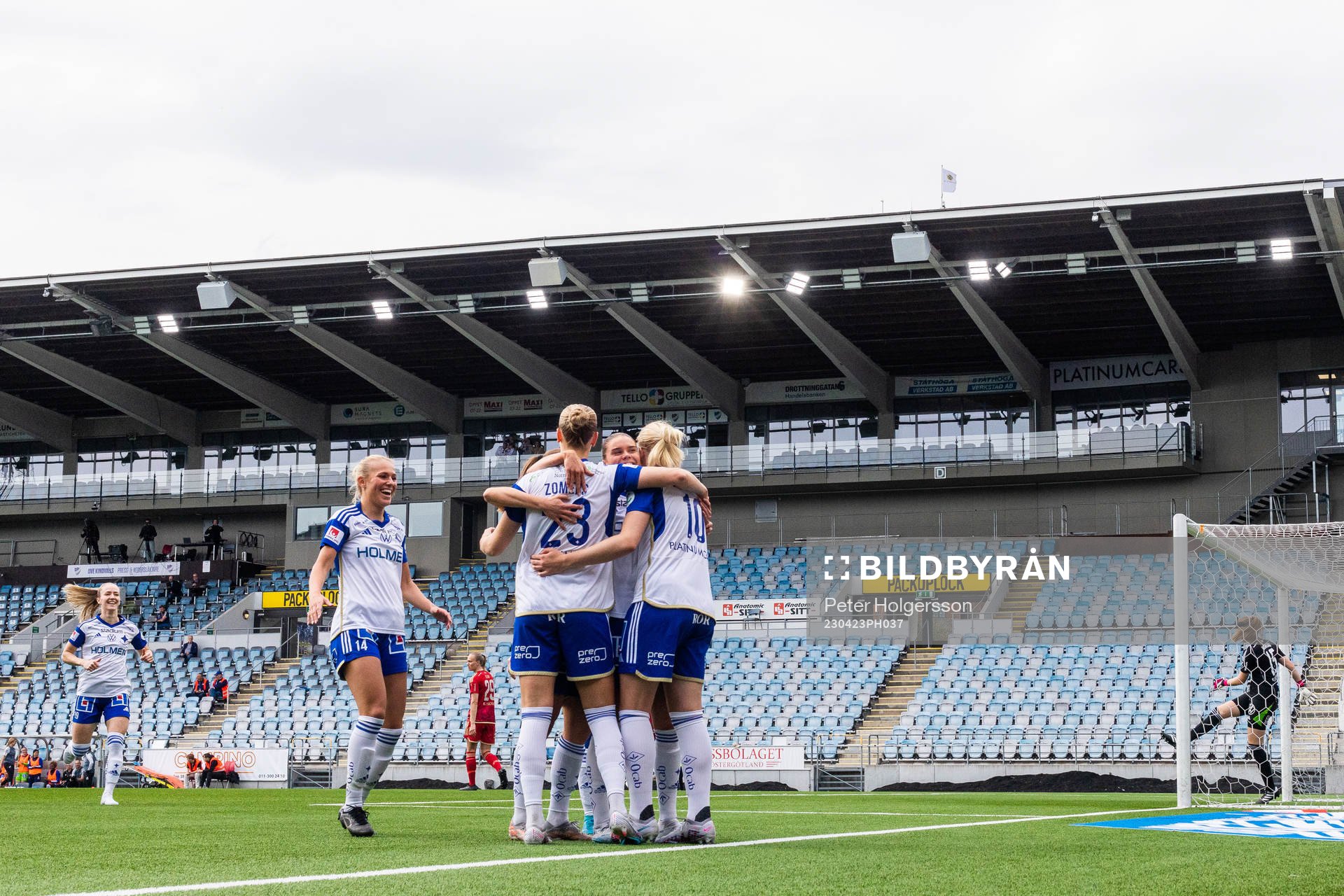IFK Norrköpings Wilma Leidhammar jublar med lagkamrater